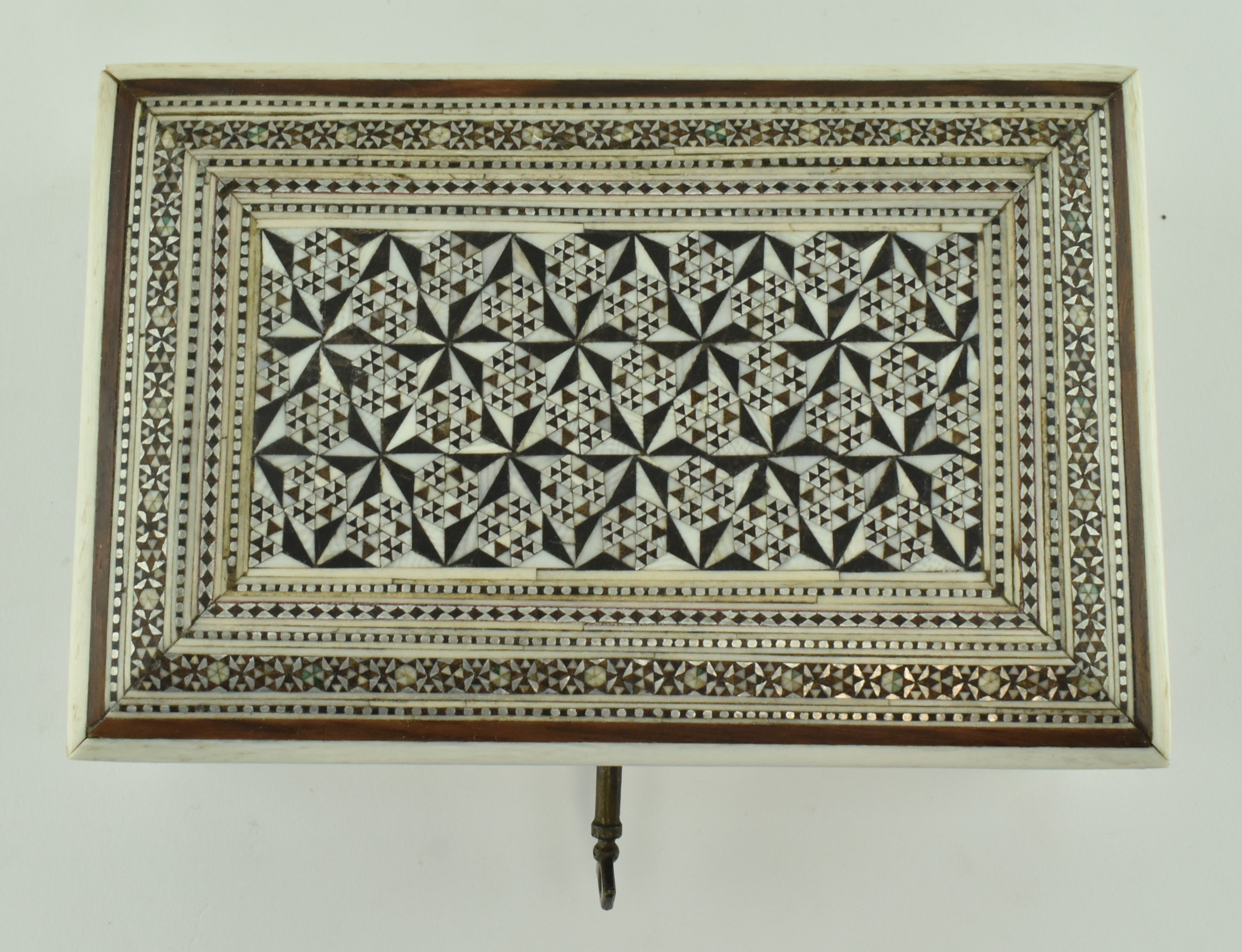 20TH CENTURY ISLAMIC WOODEN INLAY MARQUETRY BOX WITH KEY - Image 3 of 7