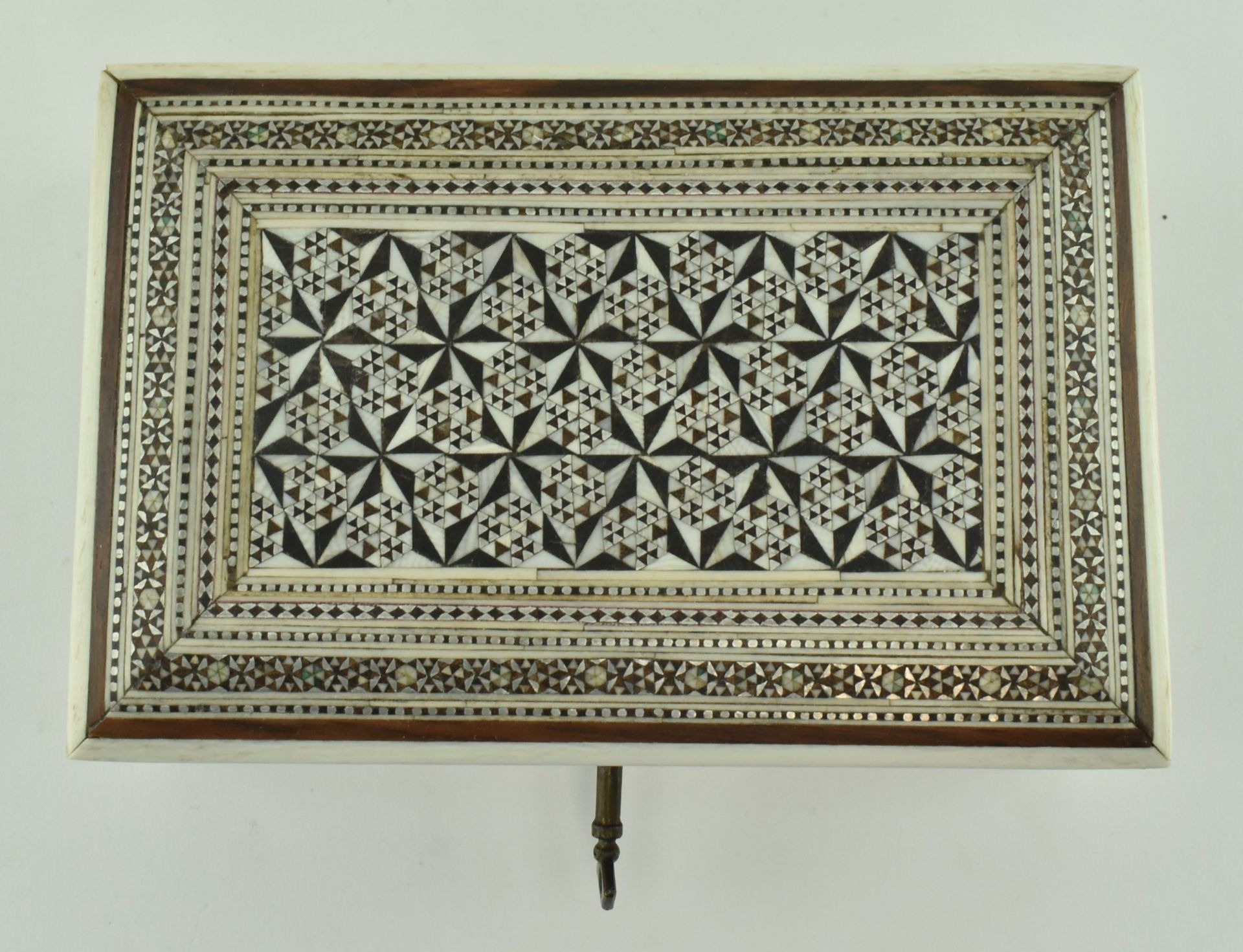 20TH CENTURY ISLAMIC WOODEN INLAY MARQUETRY BOX WITH KEY - Bild 3 aus 7