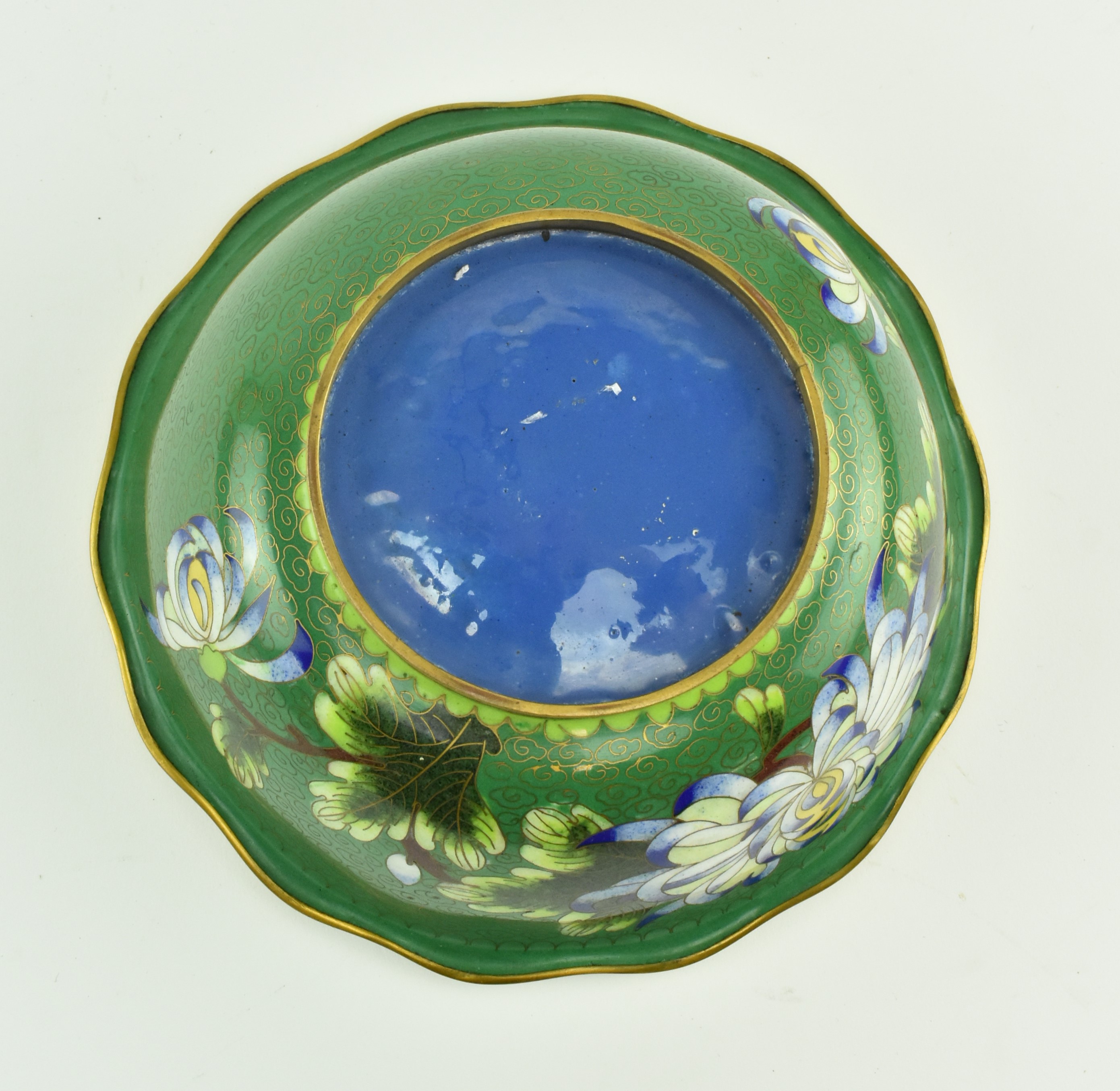 TWO 20TH CENTURY CHINESE CLOISONNE FLORAL BOWLS & A PLATE - Image 6 of 7