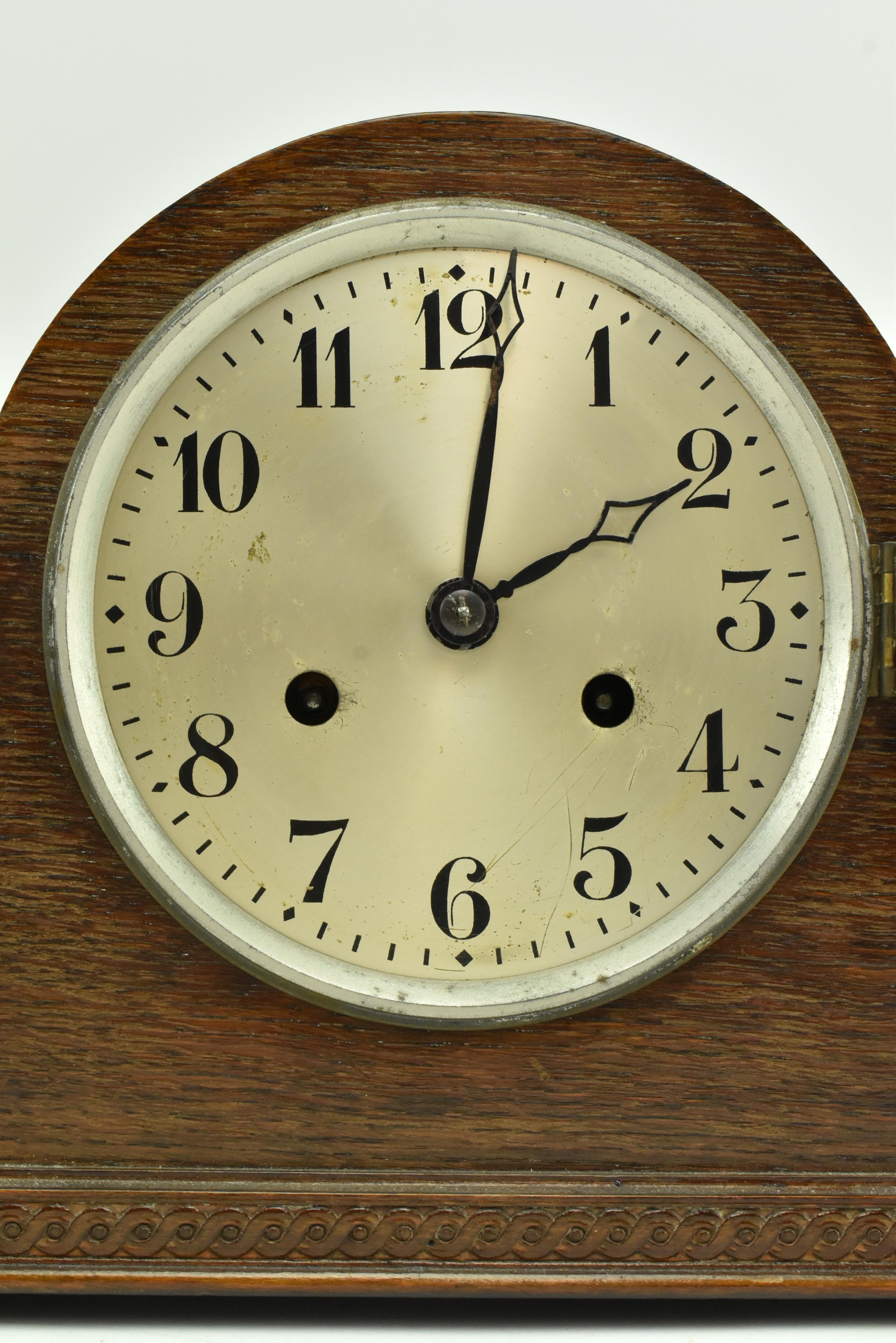 FOUR EARLY 20TH CENTURY OAK CASED MANTLEPIECE CLOCKS - Bild 3 aus 15