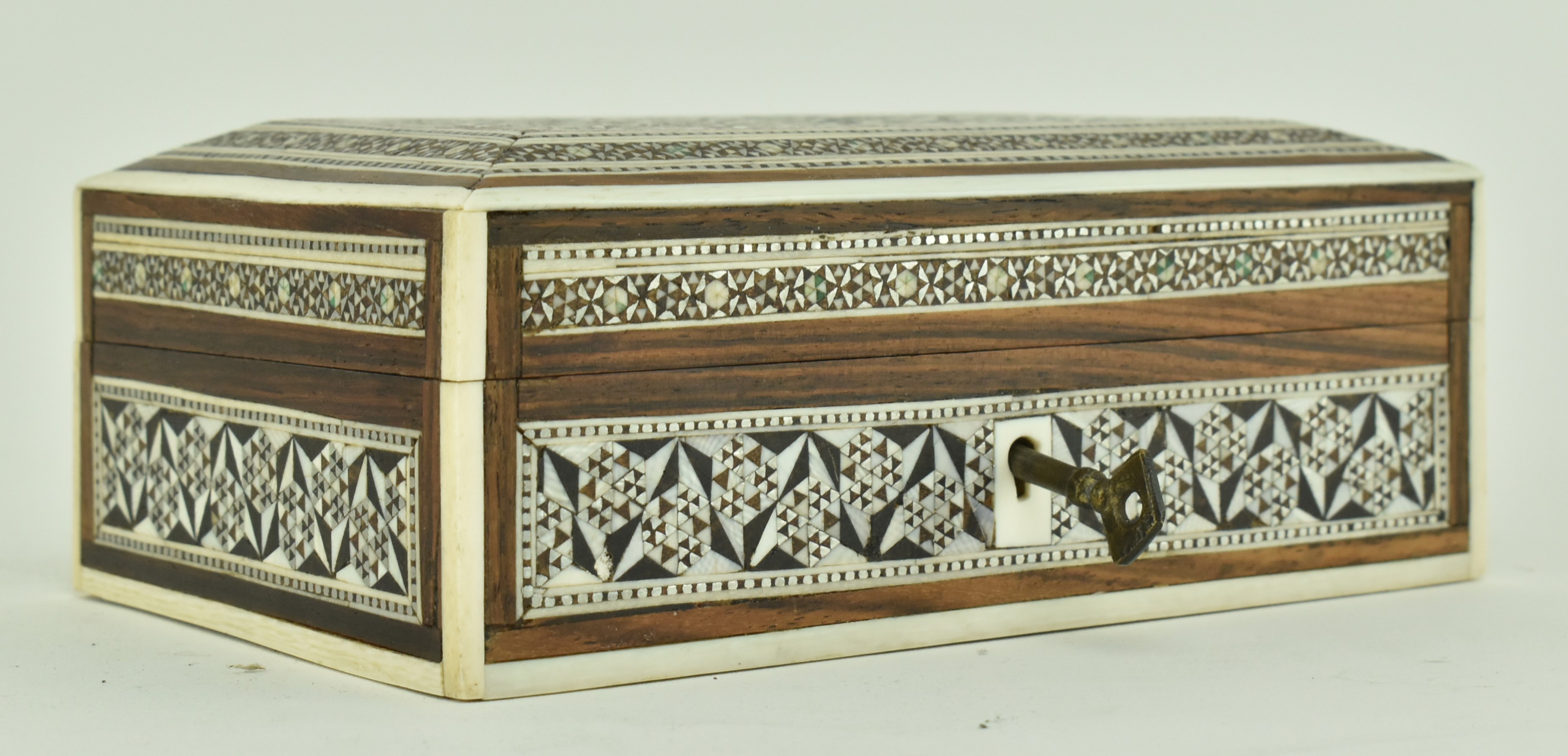 20TH CENTURY ISLAMIC WOODEN INLAY MARQUETRY BOX WITH KEY