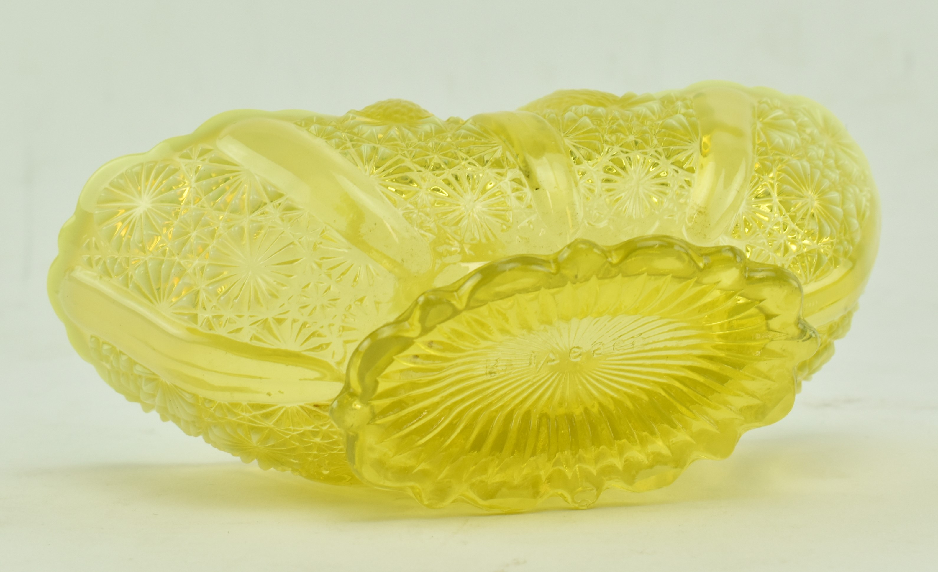 THREE DAVIDSON VICTORIAN YELLOW PRESSED GLASS PIECES - Image 7 of 11
