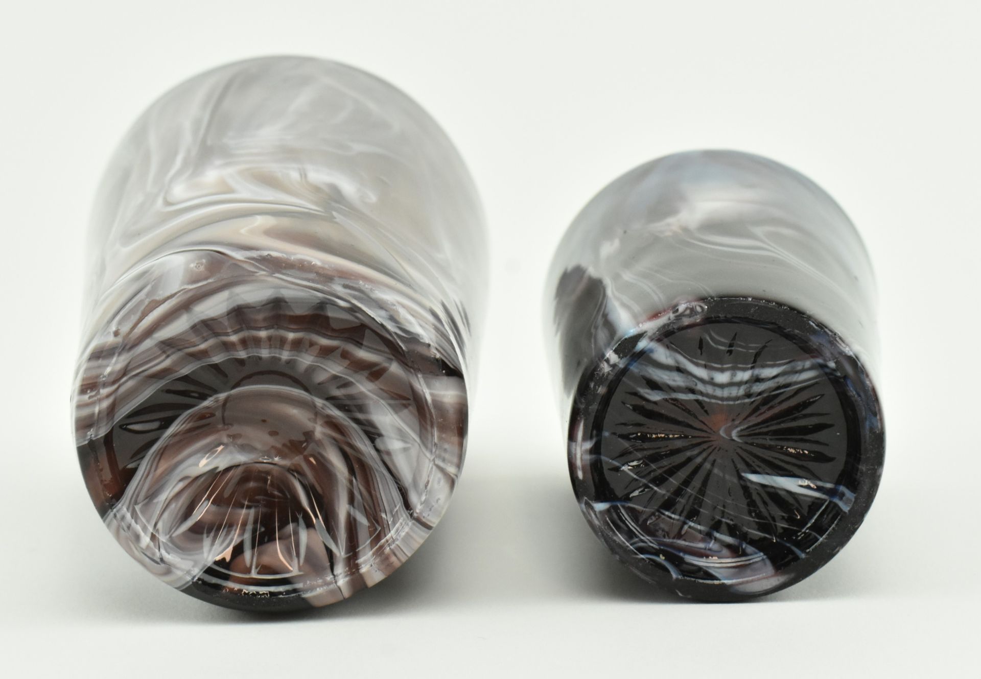 COLLECTION OF MALACHITE MARBLED PURPLE PRESSED GLASS SLAG - Bild 12 aus 17