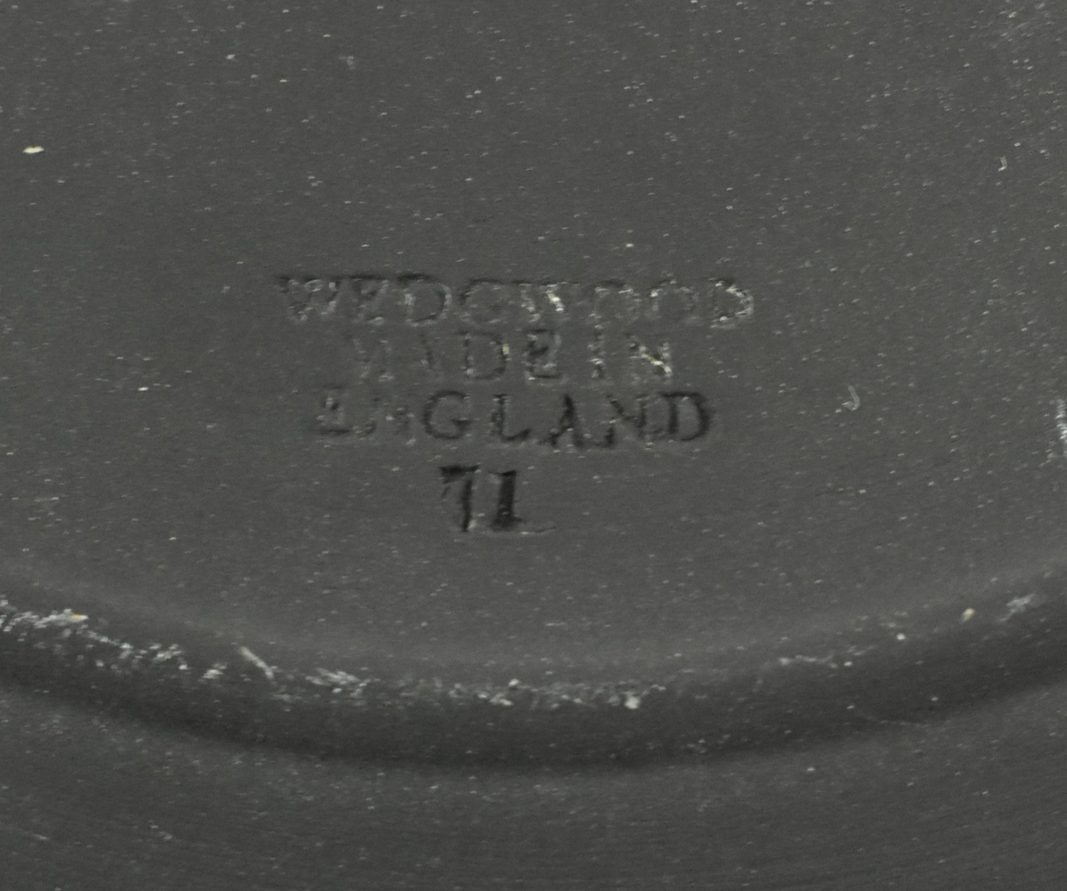 THREE 20TH CENTURY WEDGWOOD TRINKETS; A PLATE & TWO BOXES - Image 5 of 10