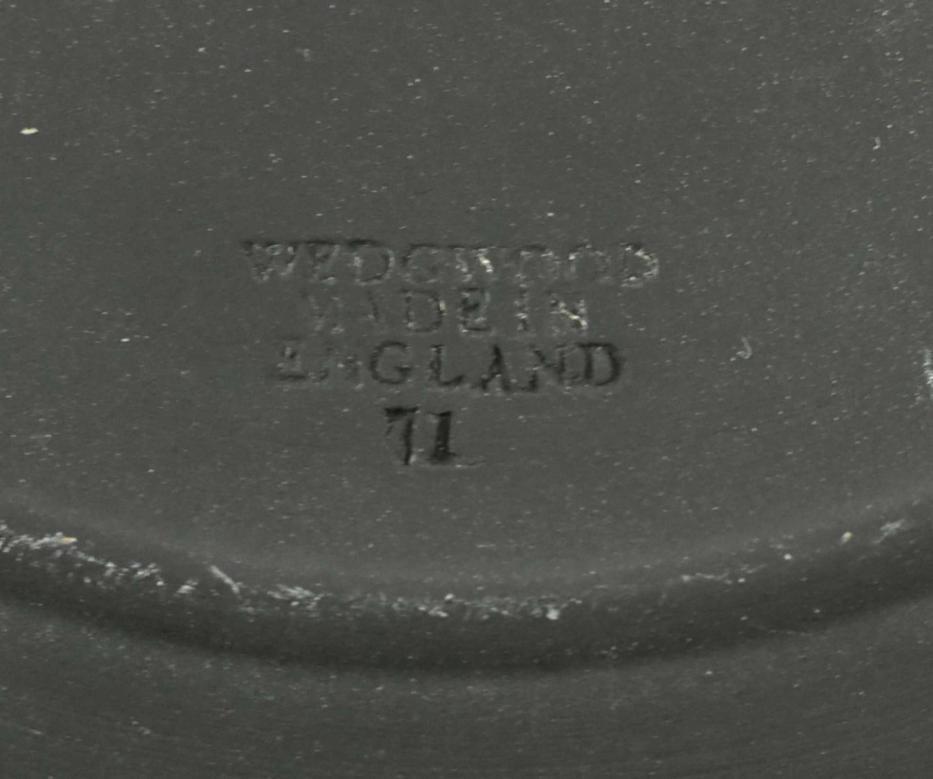 THREE 20TH CENTURY WEDGWOOD TRINKETS; A PLATE & TWO BOXES - Image 5 of 10