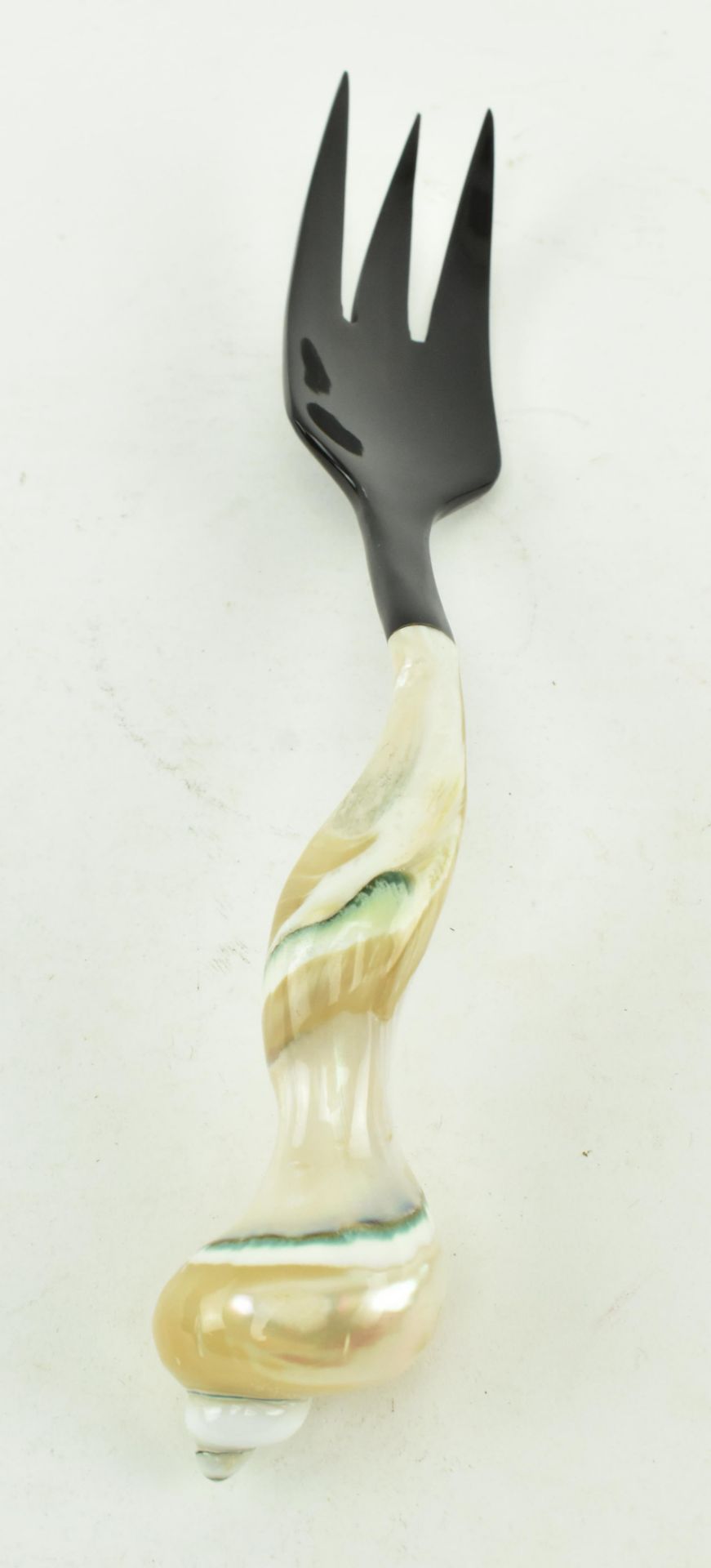 PAIR OF MOTHER OF PEARL CONCH HANDLED SALAD SPOONS & 1 OTHER - Image 4 of 8