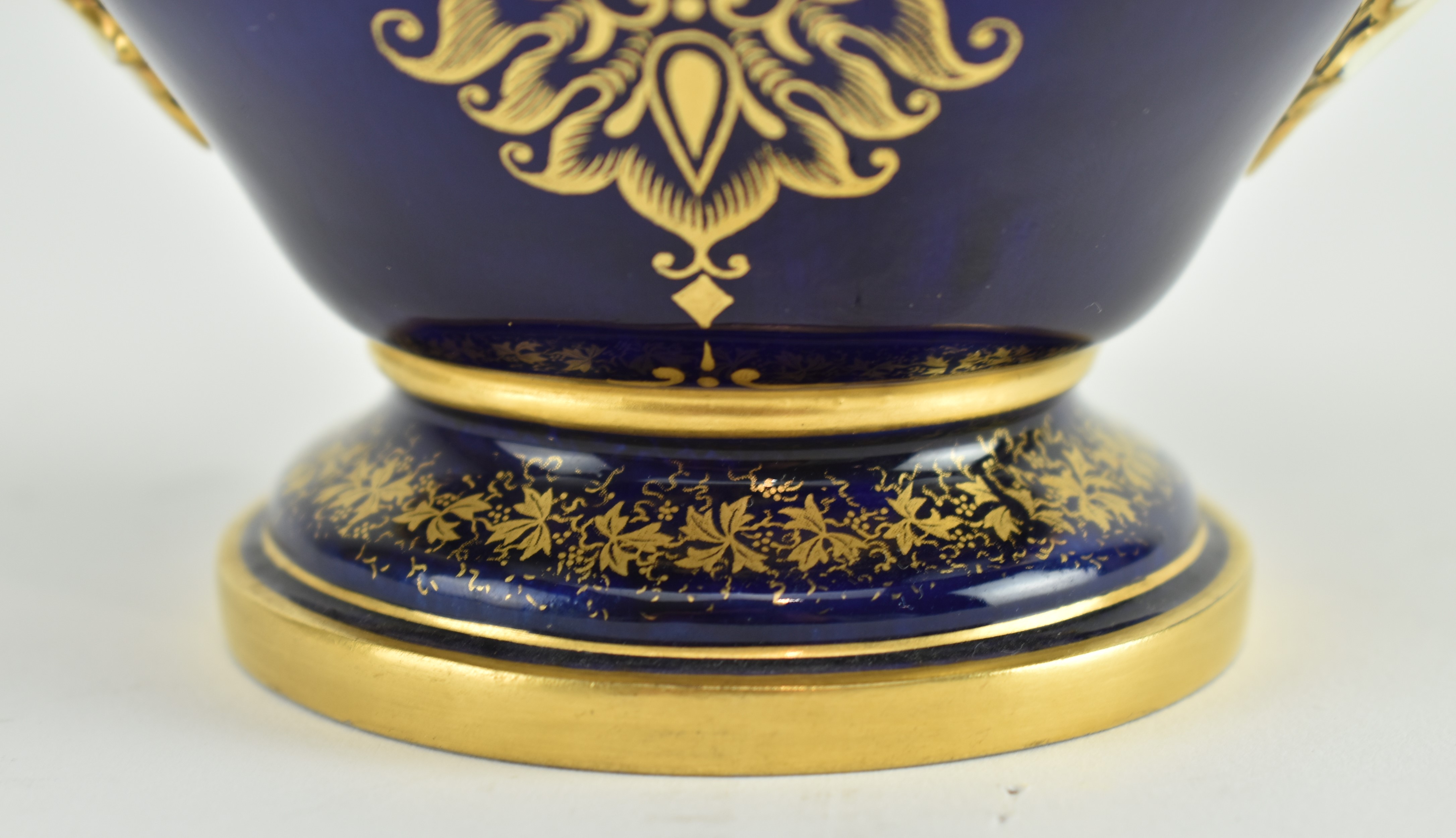 19TH CENTURY COALPORT HAND PAINTED LIDDED URN VASE - Image 6 of 9