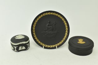 THREE 20TH CENTURY WEDGWOOD TRINKETS; A PLATE & TWO BOXES