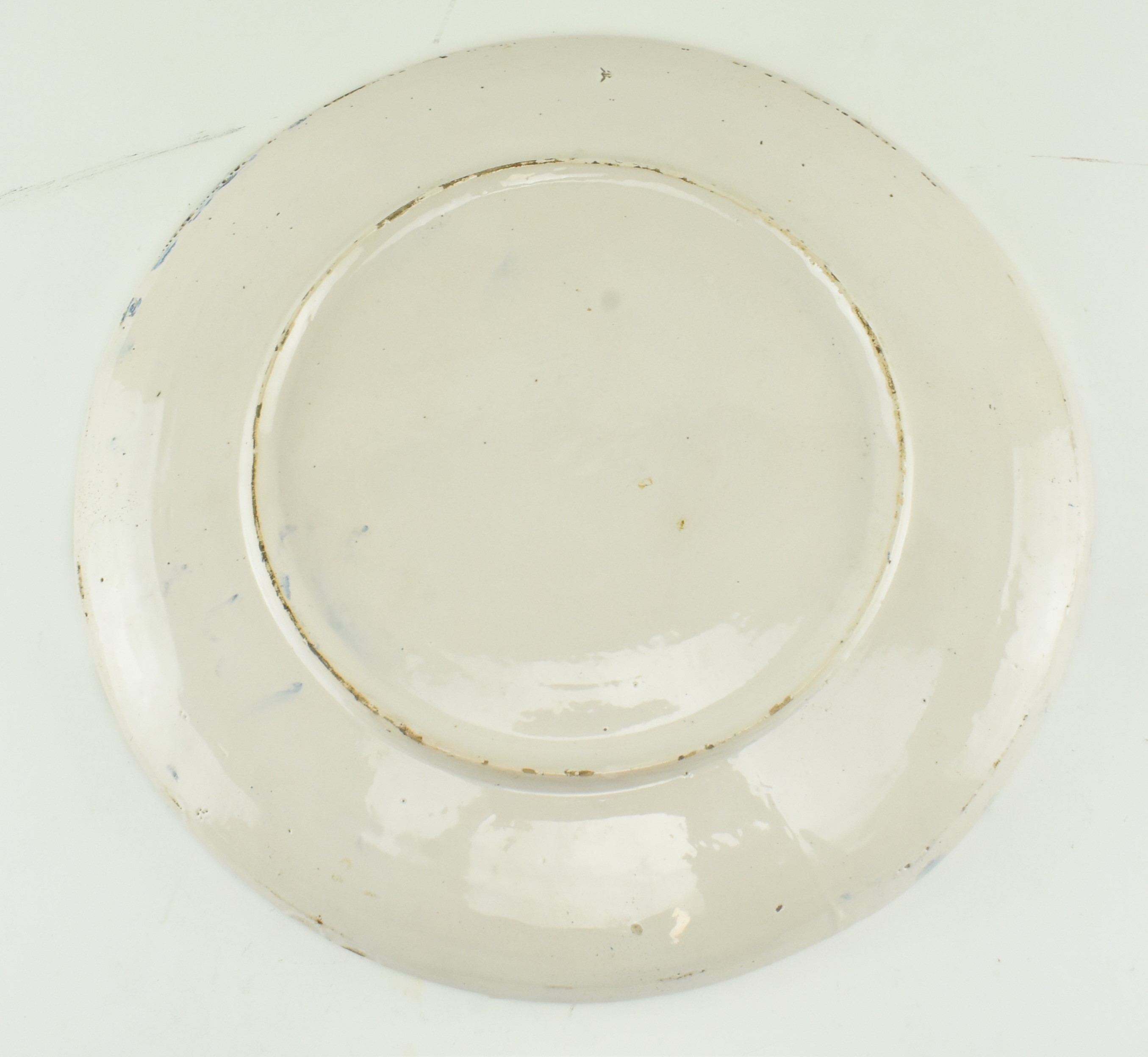 19TH CENTURY CONTINENTAL TIN GLAZED EARTHENWARE CHARGER - Image 8 of 8