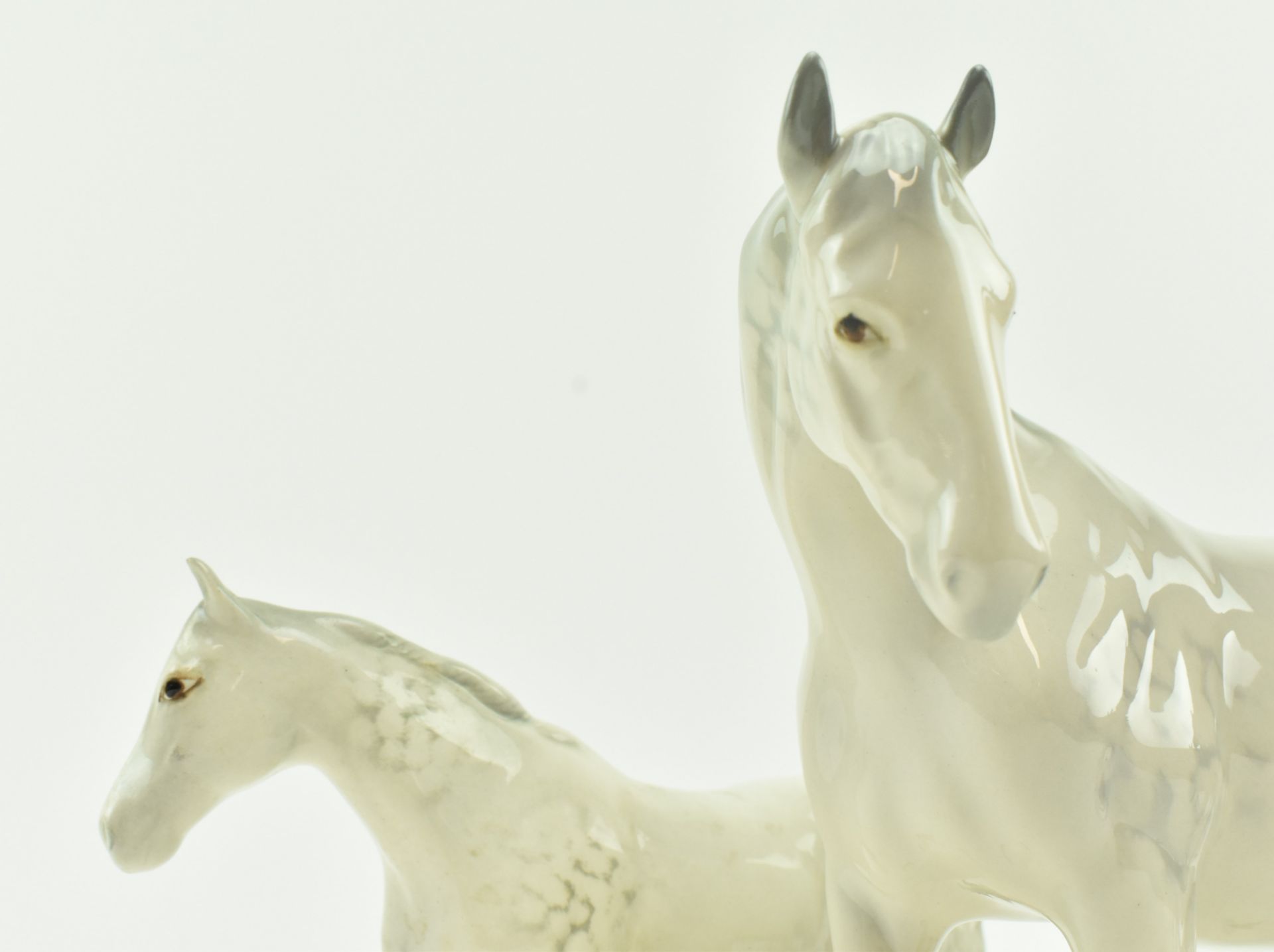 BESWICK & ROYAL DOULTON - FIVE PORCELAIN & BISQUE HORSES - Bild 2 aus 8