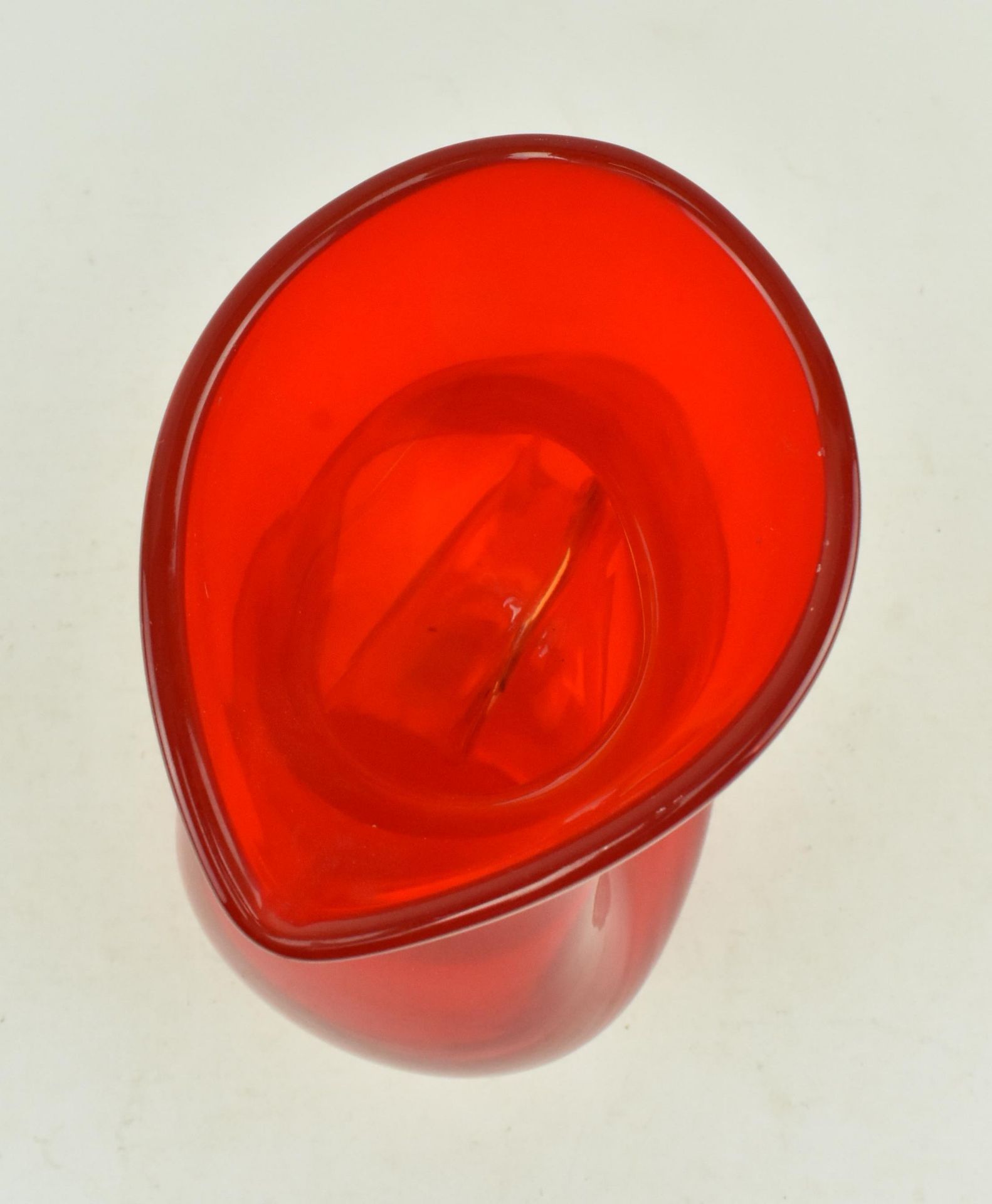 VINTAGE STUDIO ART GLASS DECANTER IN RUBY RED - Bild 2 aus 5
