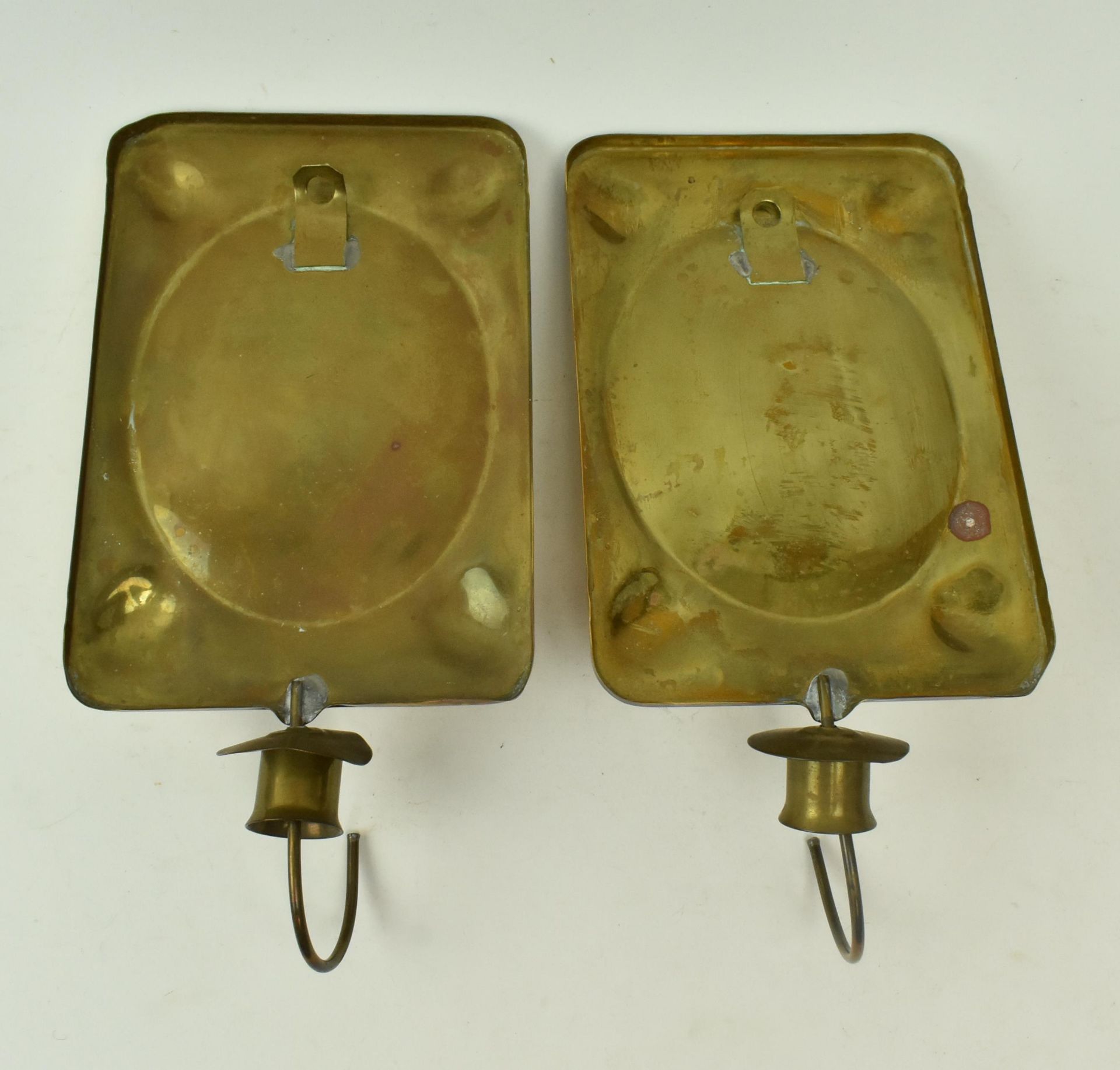 TWO VINTAGE BRASS WALL SCONCE CANDLESTICK HOLDERS - Bild 4 aus 4