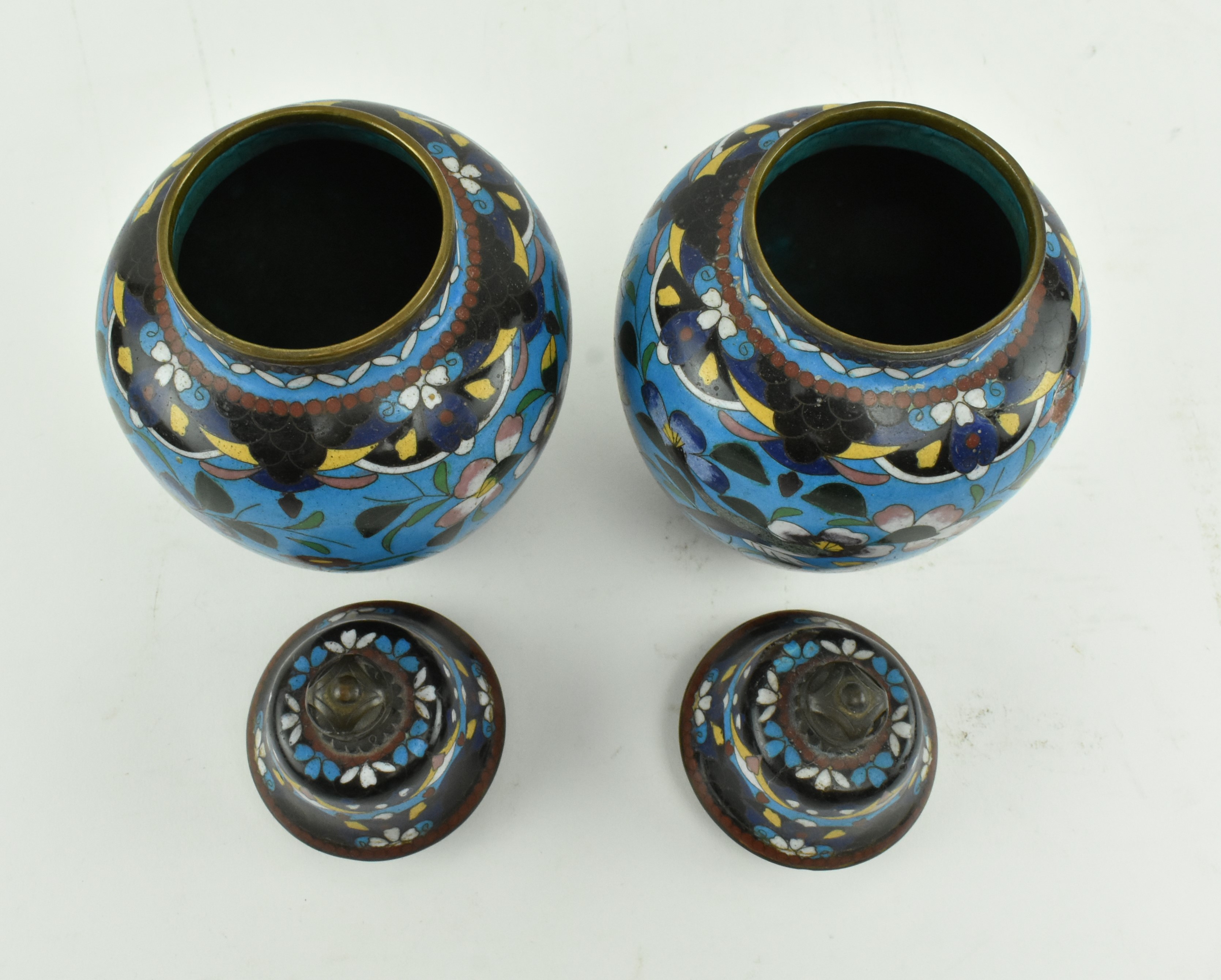PAIR OF JAPANESE MEIJI PERIOD CLOISONNE JARS WITH COVER - Image 2 of 6