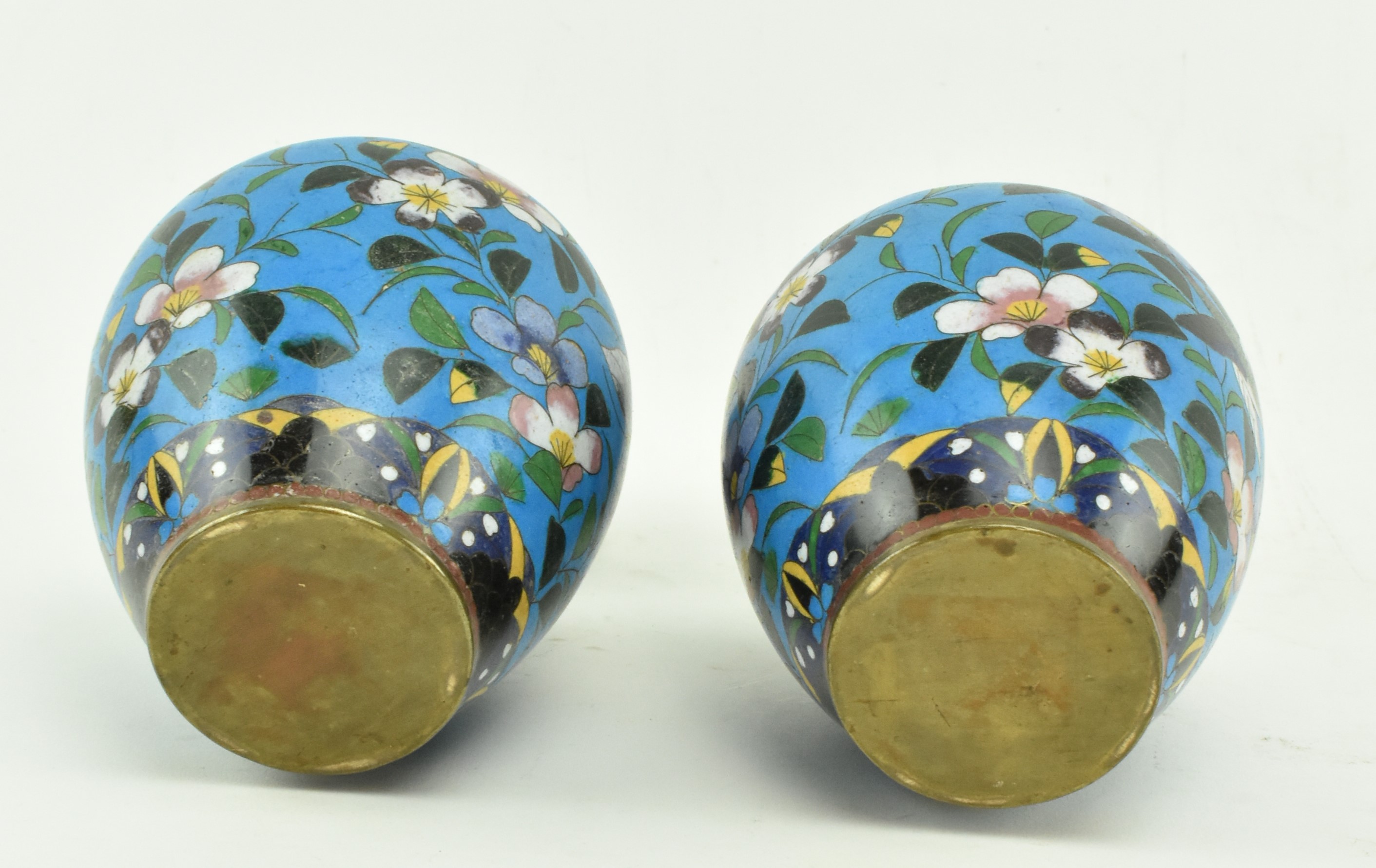 PAIR OF JAPANESE MEIJI PERIOD CLOISONNE JARS WITH COVER - Image 6 of 6