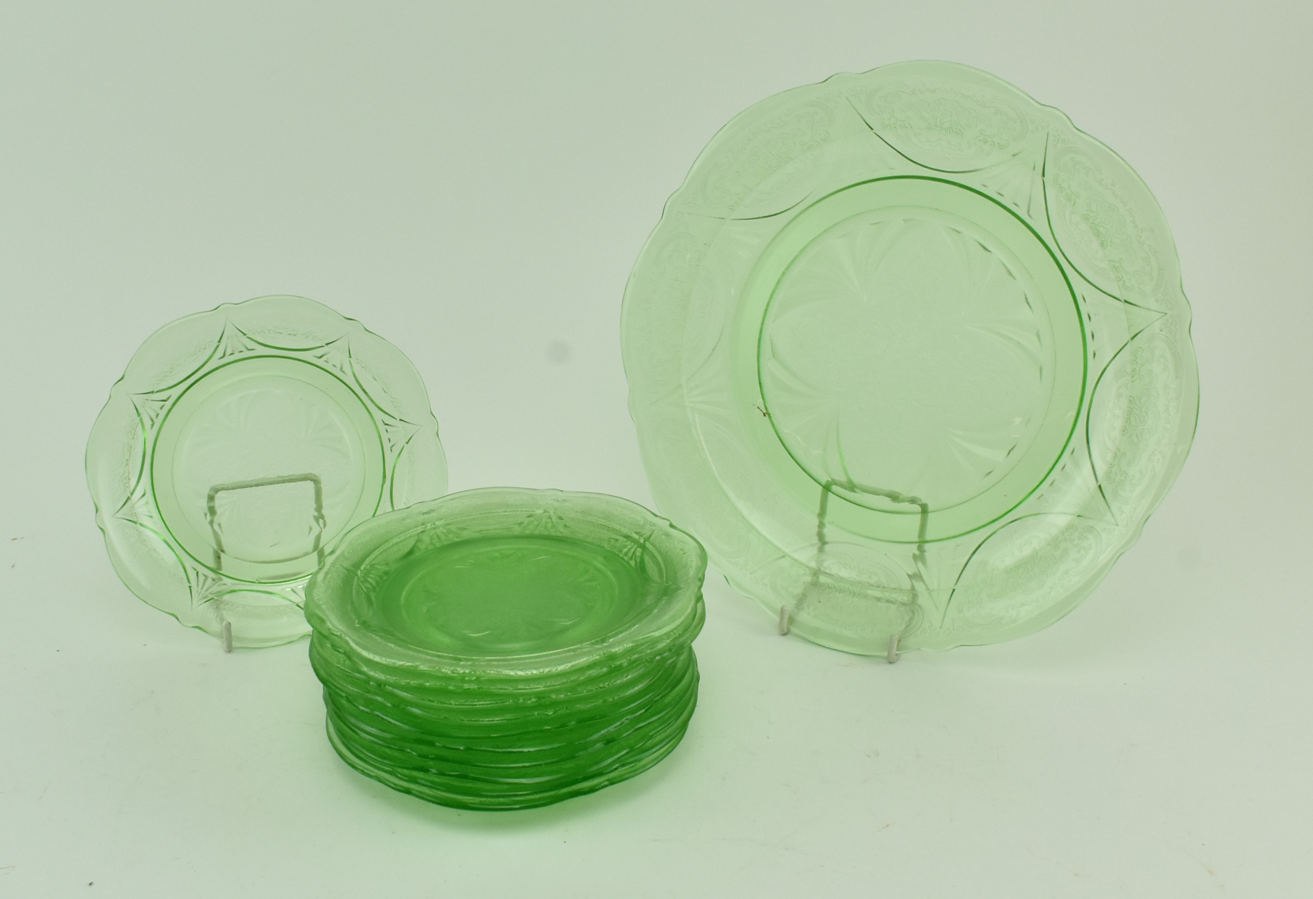 VINTAGE URANIUM GLASS TEA SET, POURING JUG AND SERVING PLATE - Image 4 of 11