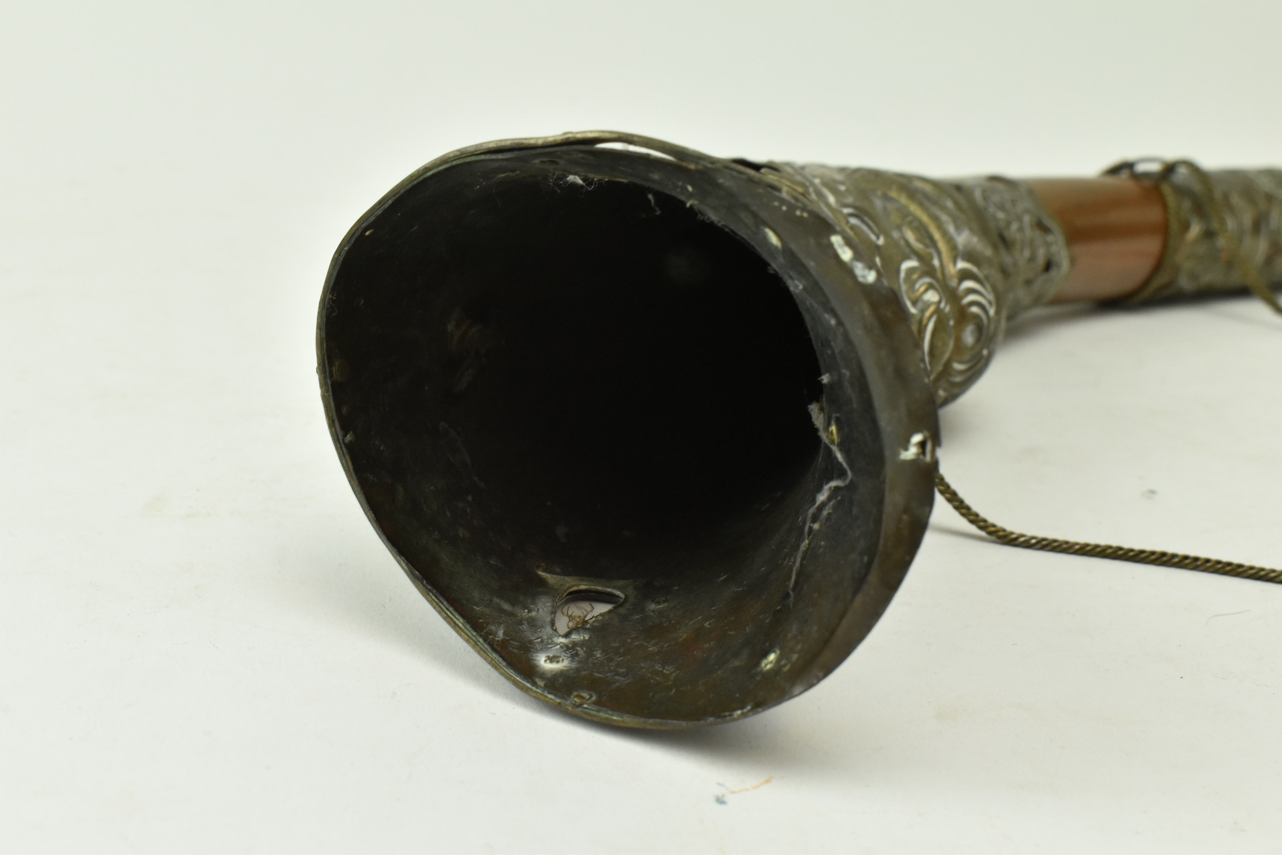 TIBETAN 19TH CENTURY RKANGLING COPPER & BRASS HORN - Image 3 of 7