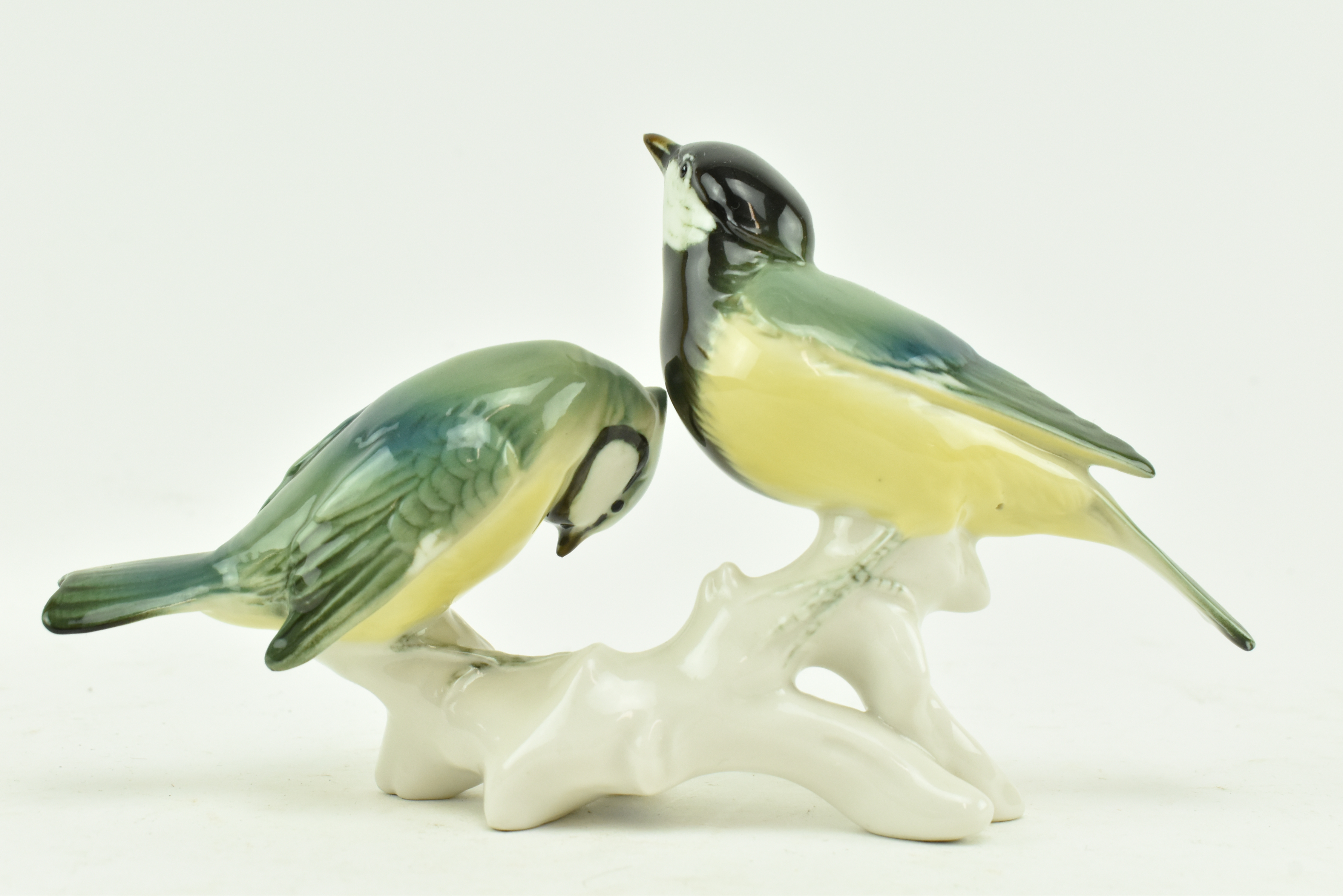 THREE CONTINENTAL PORCELAIN FIGURINES OF BIRDS - Image 3 of 10
