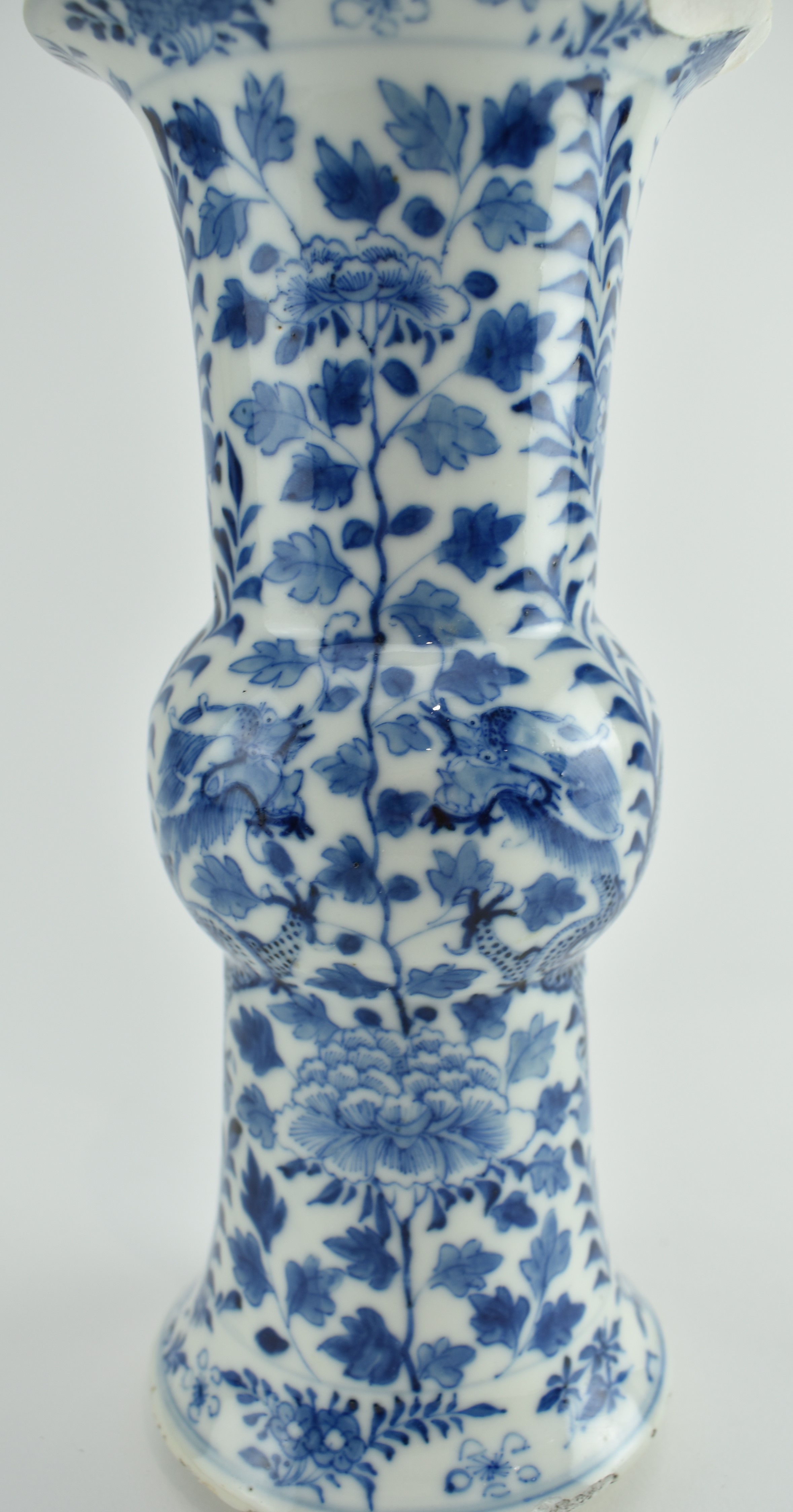 EARLY 20TH CENTURY BLUE AND WHITE DOUBLE DRAGONS GU VASE - Image 5 of 7