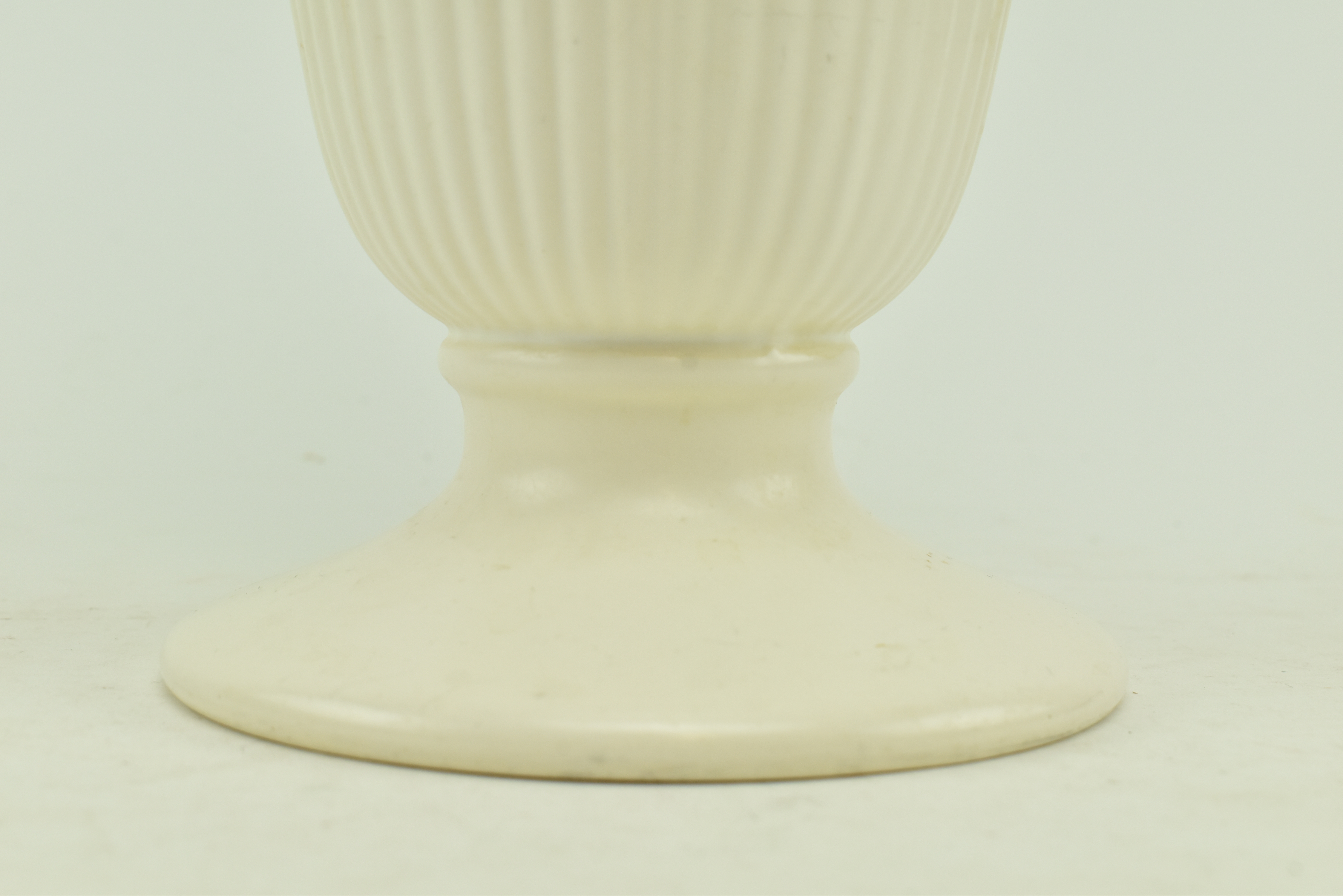 WEDGWOOD - VINTAGE CREAM RIBBED CERAMIC VASE - Image 4 of 6