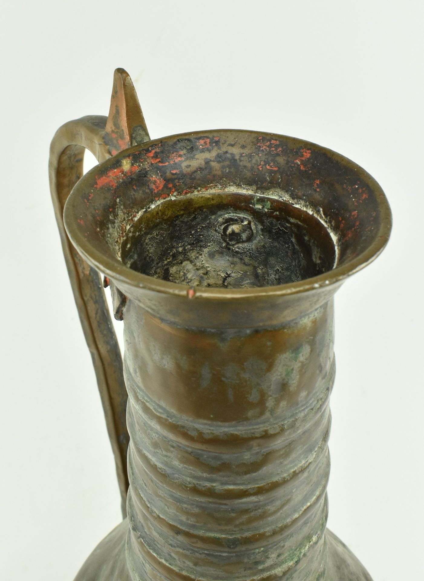 19TH CENTURY MIDDLE EASTERN OTTOMAN HAMMERED COPPER EWER - Image 5 of 7