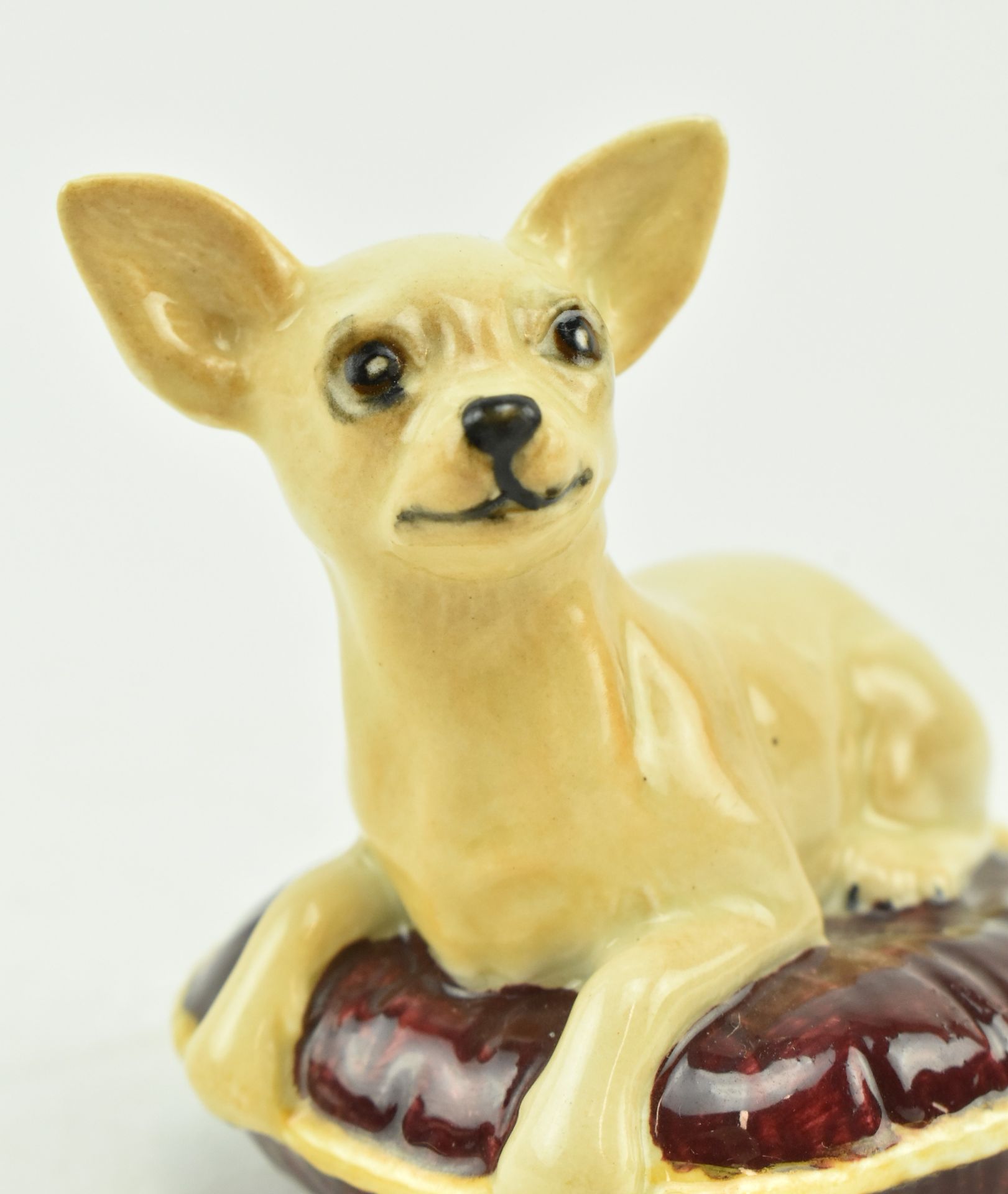 BESWICK - MID CENTURY PORCELAIN FIGURINE OF DOG ON PILLOW - Bild 2 aus 7