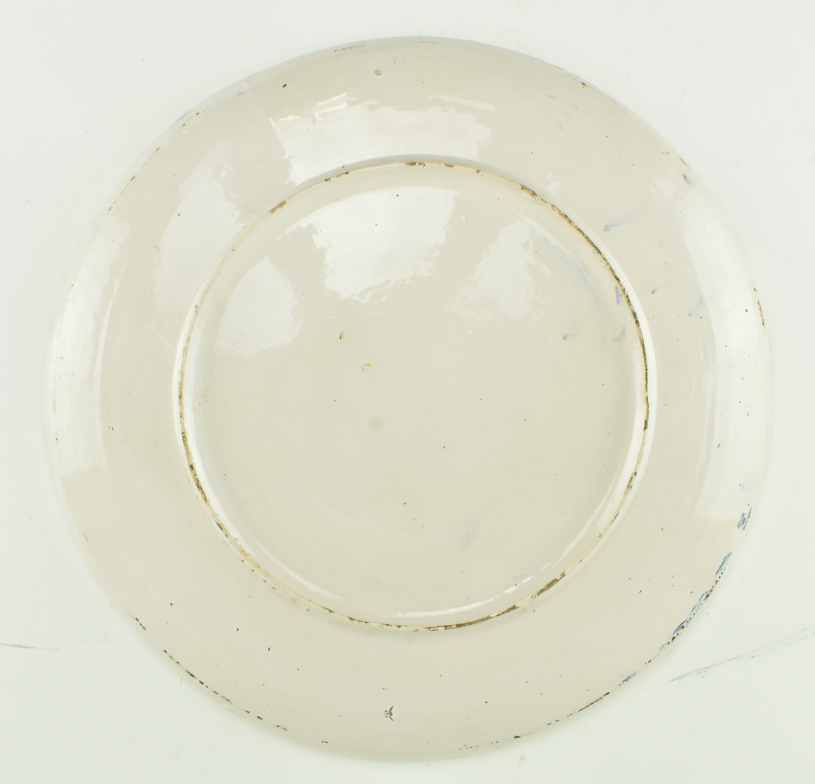 19TH CENTURY CONTINENTAL TIN GLAZED EARTHENWARE CHARGER - Image 7 of 8