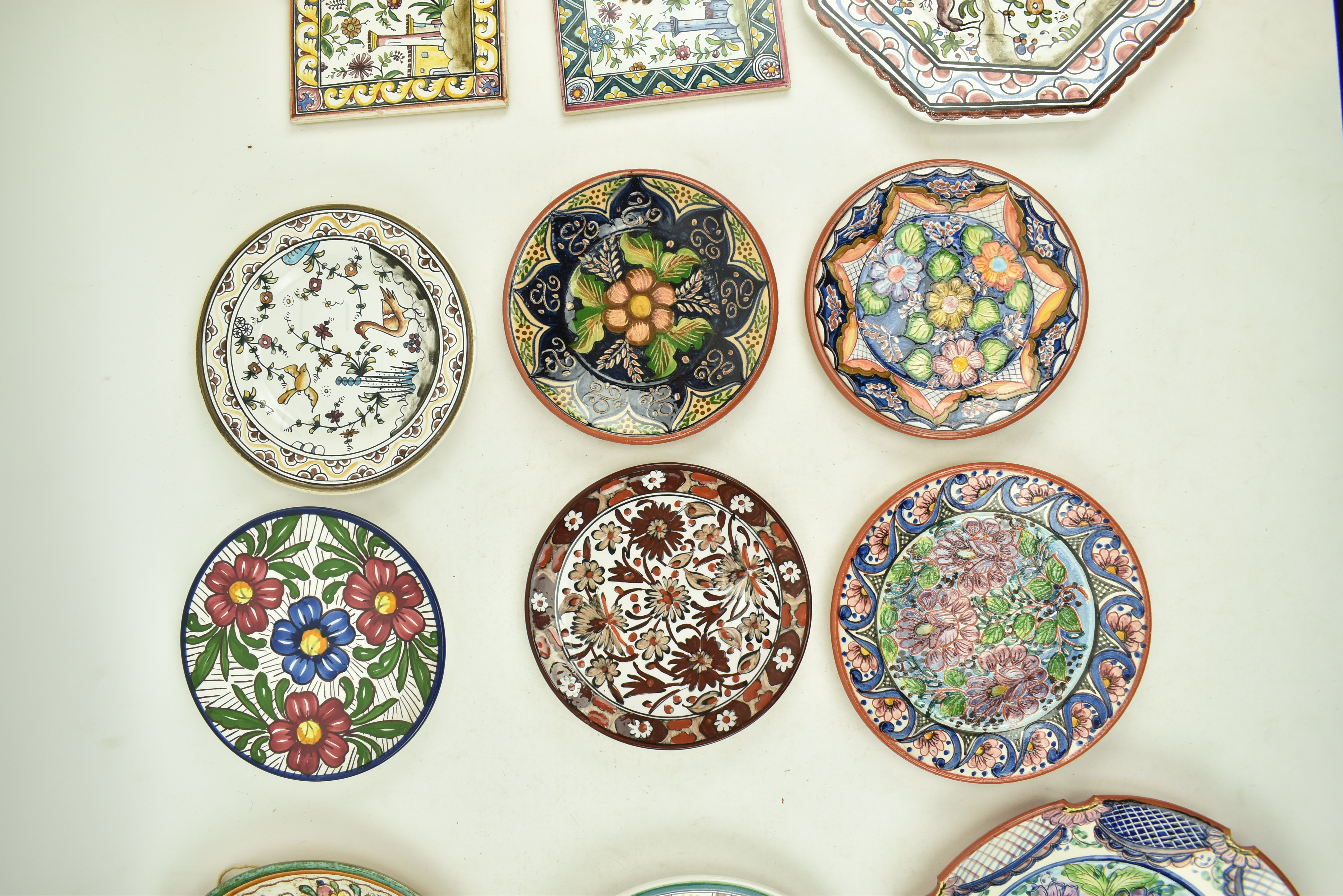 TWELVE VINTAGE CONTINENTAL CERAMIC MAJOLICA PLATES / TILES - Image 3 of 5