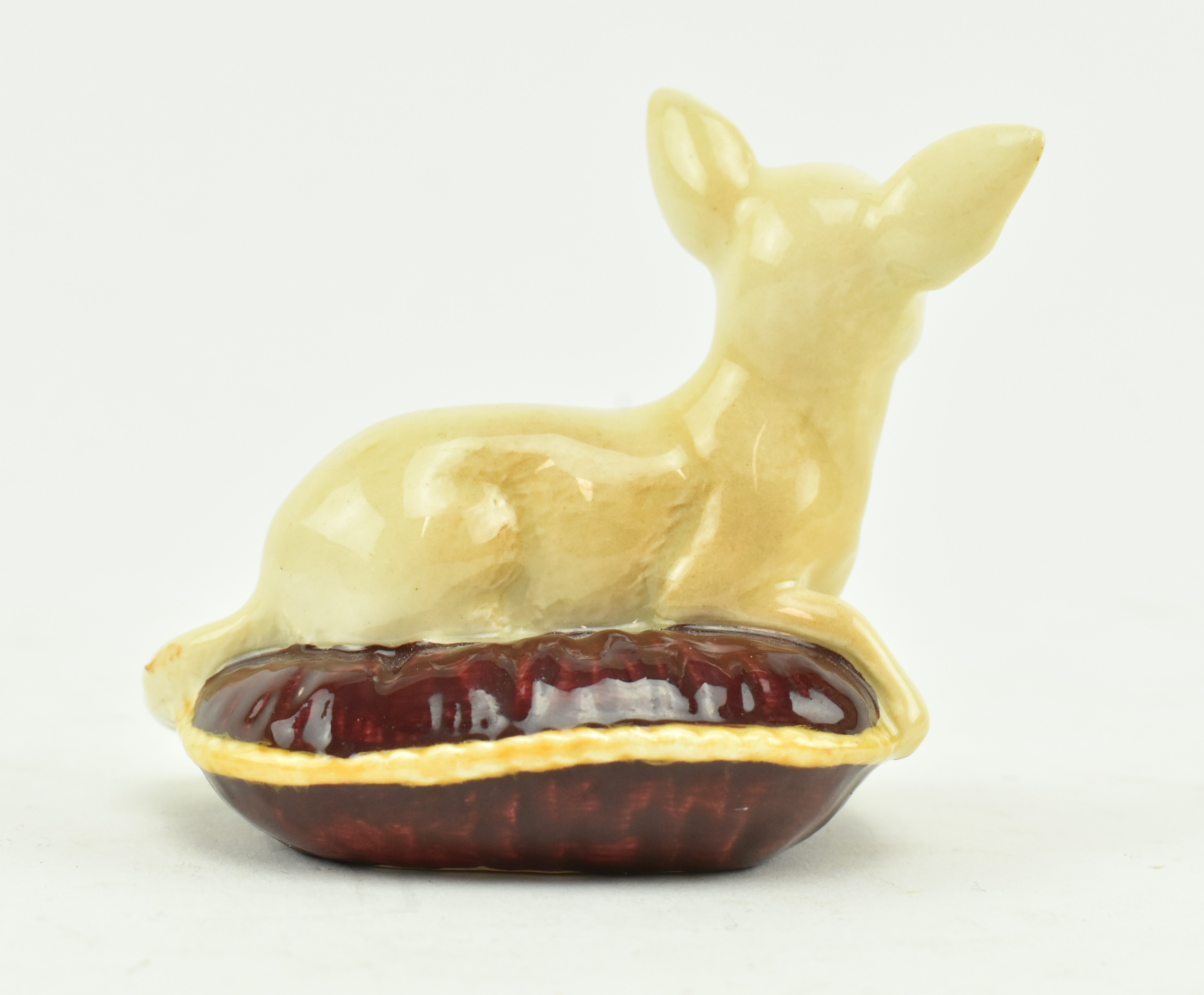 BESWICK - MID CENTURY PORCELAIN FIGURINE OF DOG ON PILLOW - Image 3 of 7