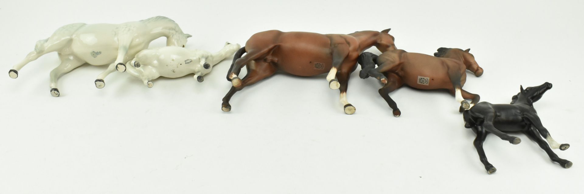 BESWICK & ROYAL DOULTON - FIVE PORCELAIN & BISQUE HORSES - Bild 7 aus 8