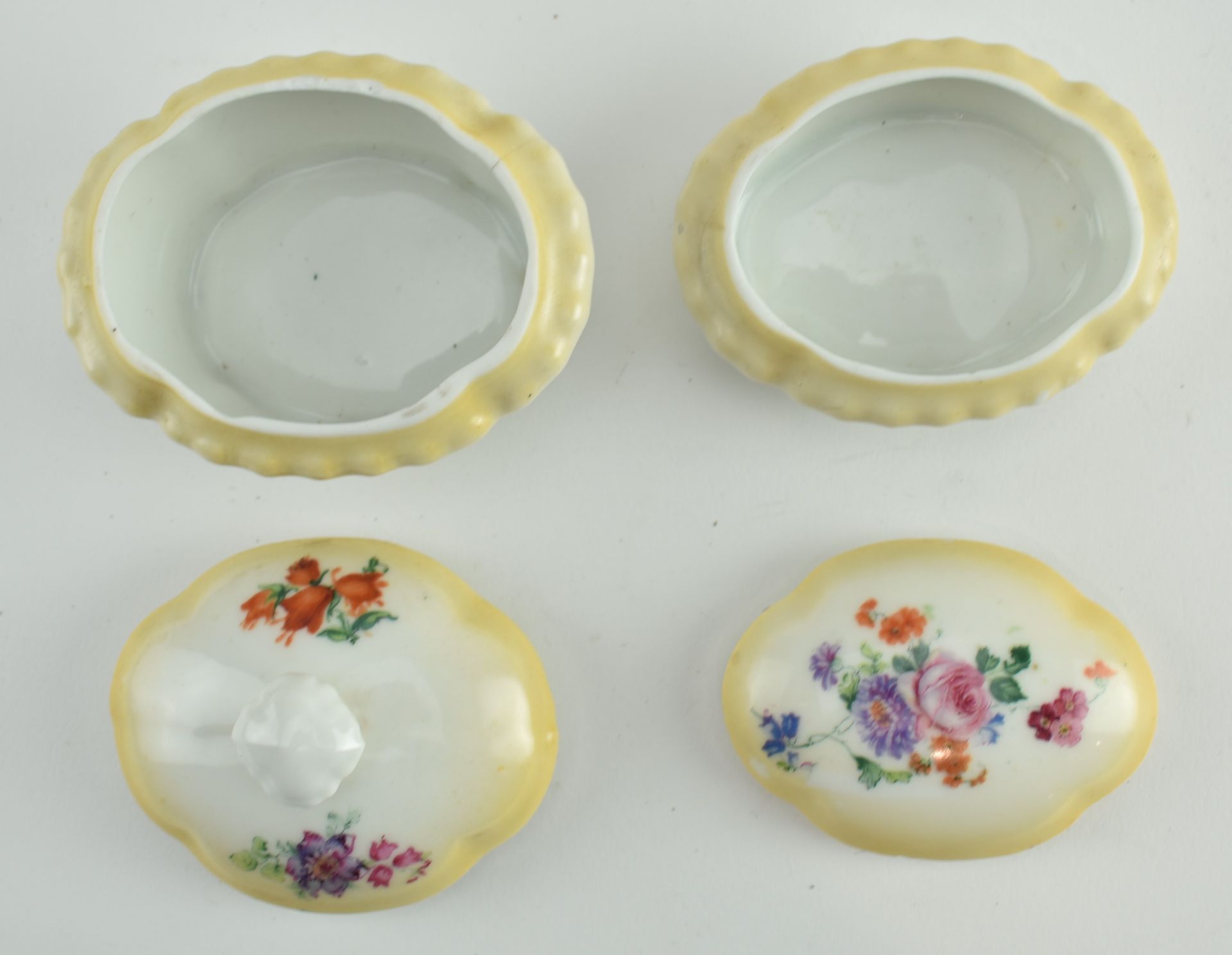 COLLECTION OF FOUR HAND PAINTED FLORAL PORCELAIN PIECES - Bild 6 aus 10