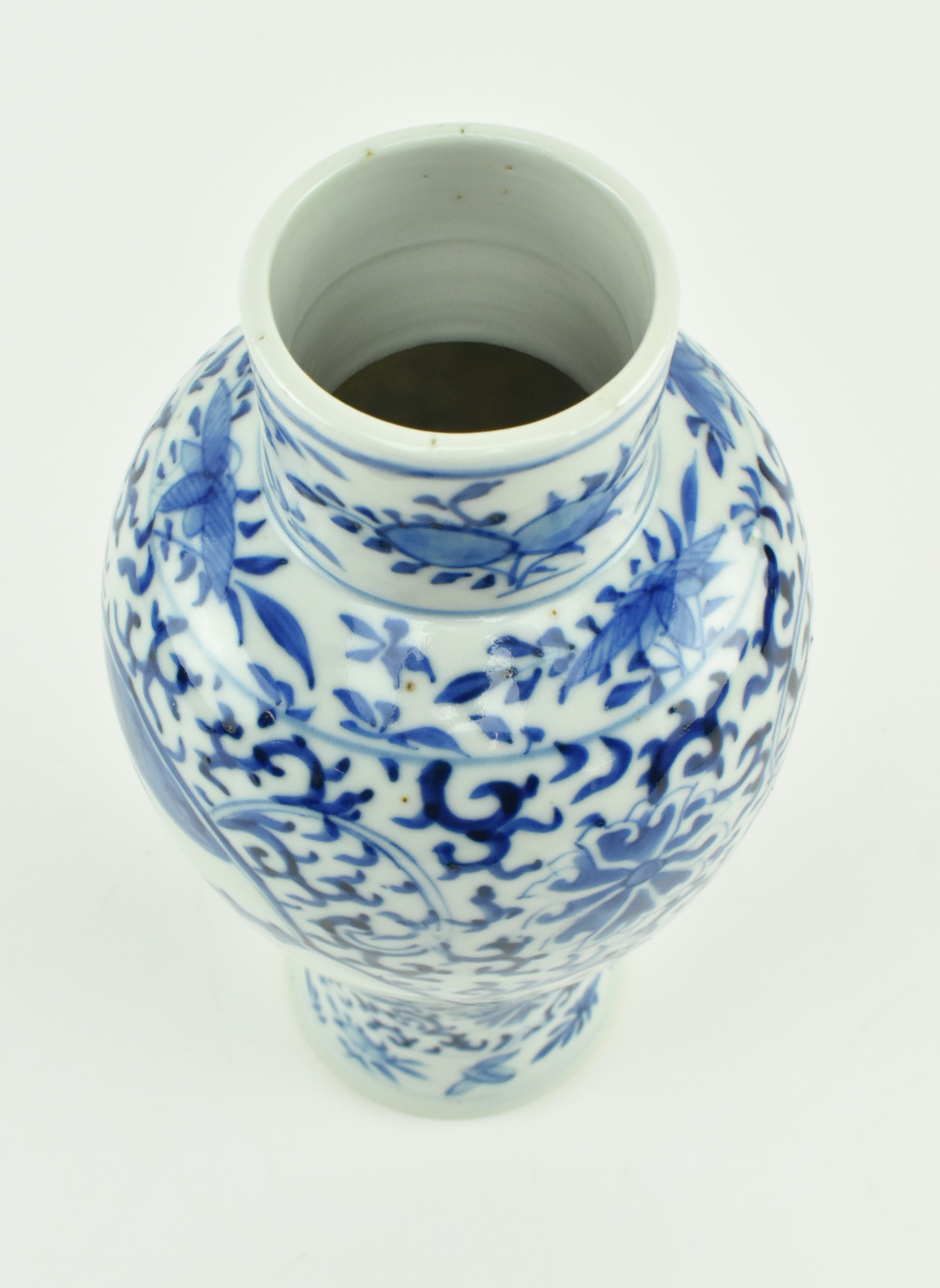 20TH CENTURY BLUE AND WHITE CERAMIC FIGURINE VASE - Image 3 of 5