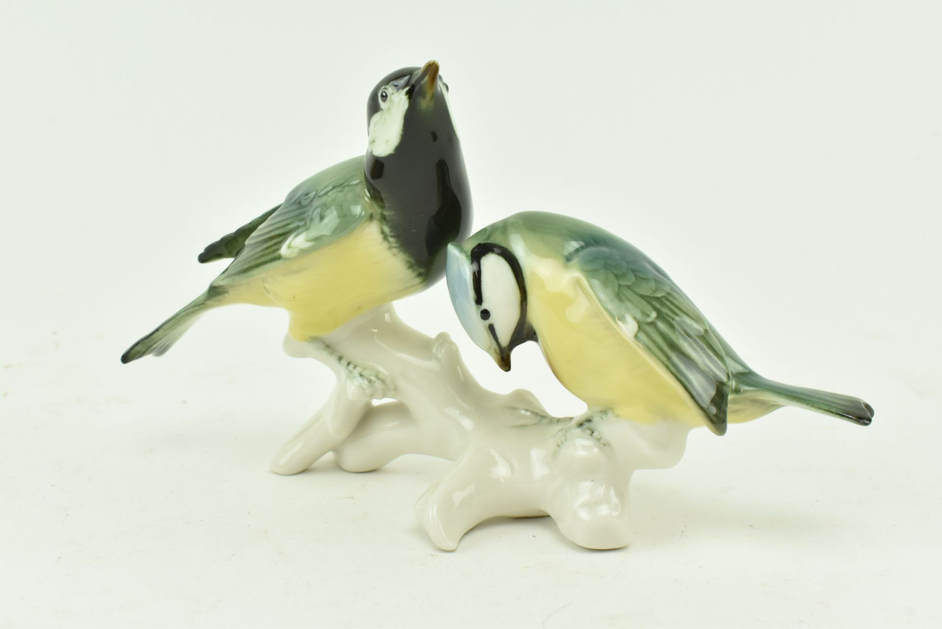 THREE CONTINENTAL PORCELAIN FIGURINES OF BIRDS - Image 2 of 10