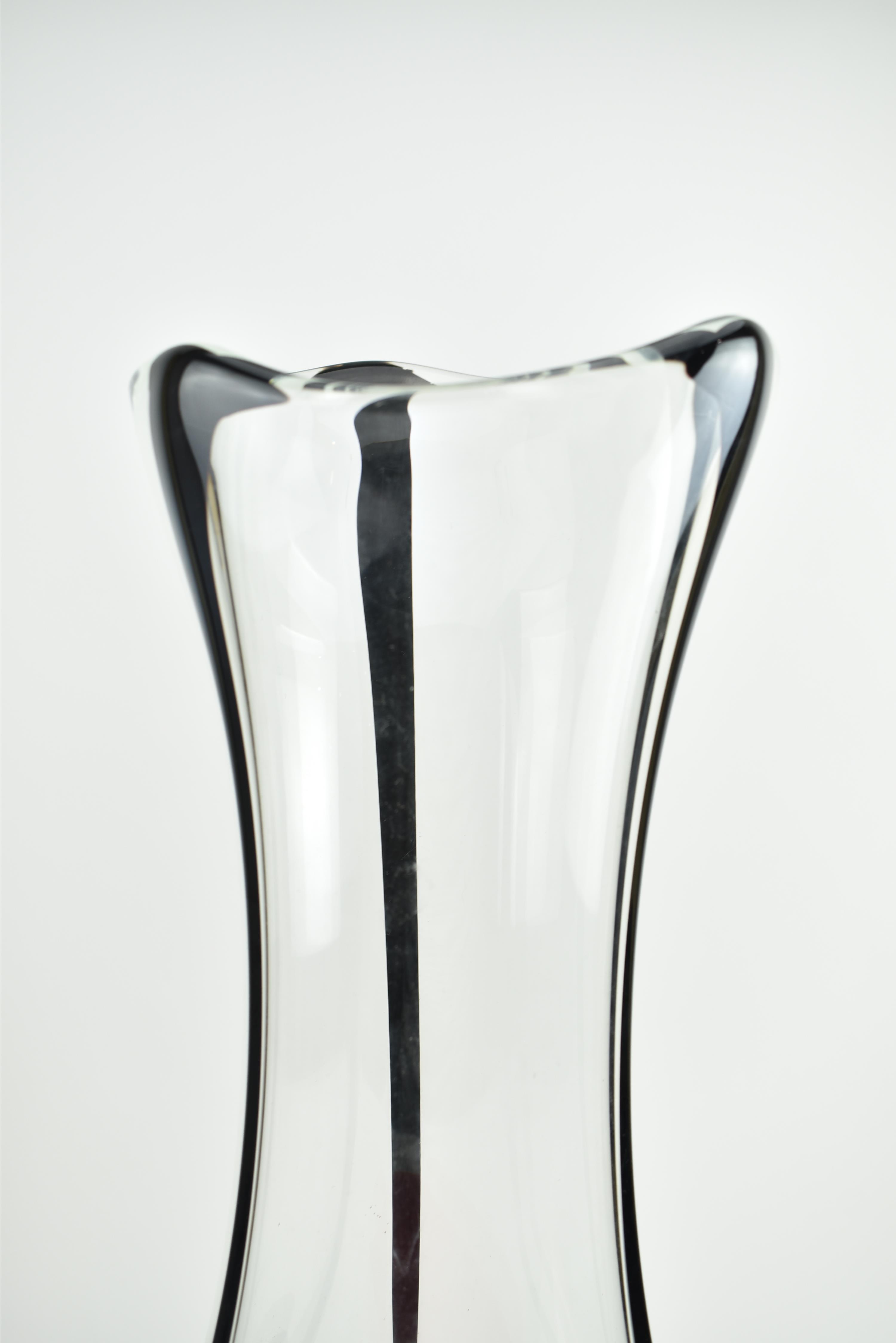 LARGE SVAJA CRIMSON HANDMADE ORCHID GLASS VASE - Image 4 of 7
