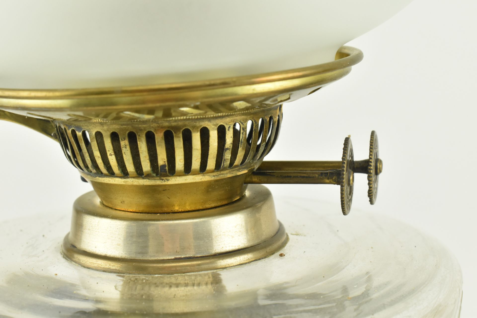 TWO VINTAGE 20TH CENTURY DUPLEX OIL LAMPS - Bild 5 aus 7