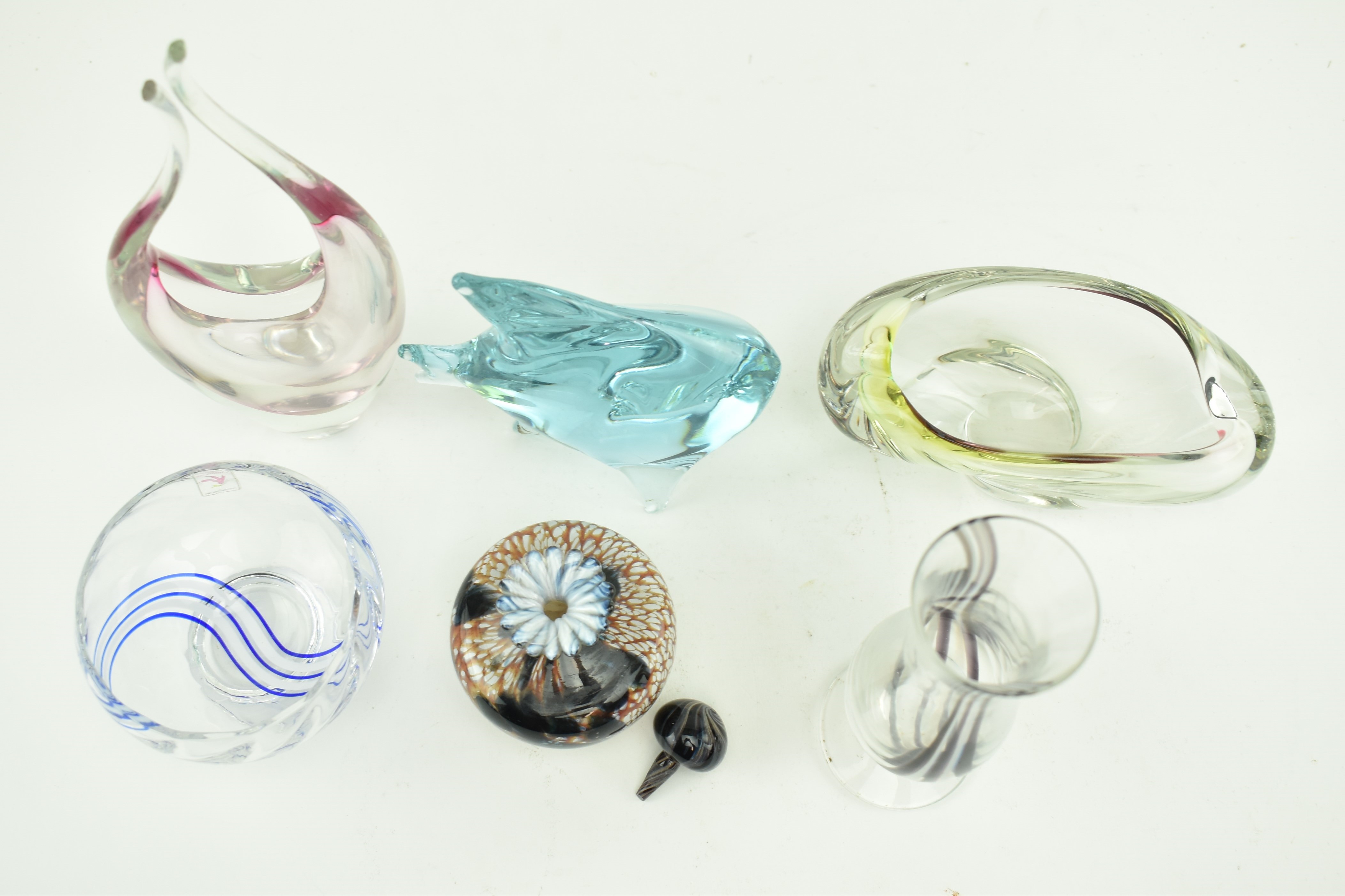COLLECTION OF SIX 20TH CENTURY GLASS -VASES AND CENTERPIECES - Image 2 of 5
