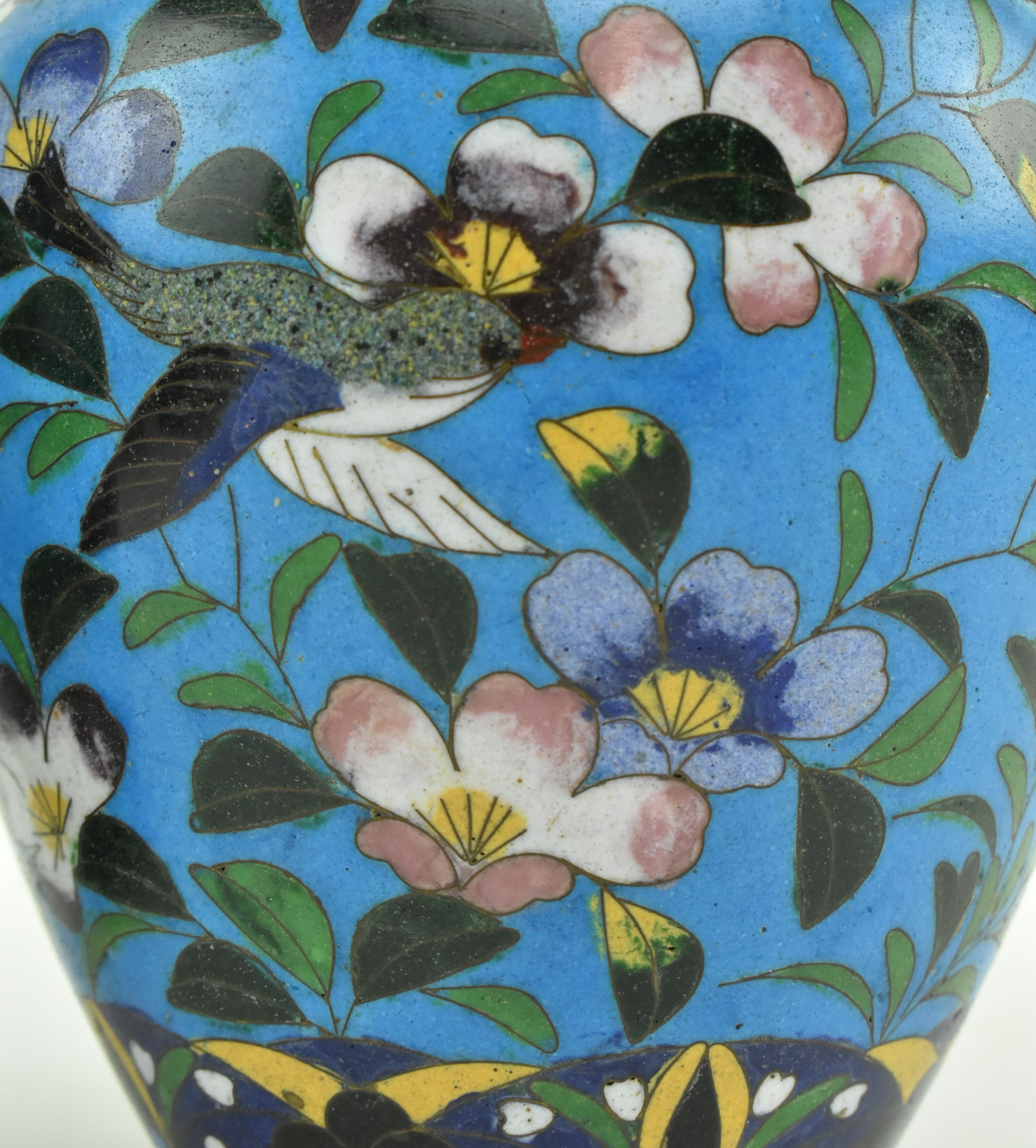 PAIR OF JAPANESE MEIJI PERIOD CLOISONNE JARS WITH COVER - Image 4 of 6
