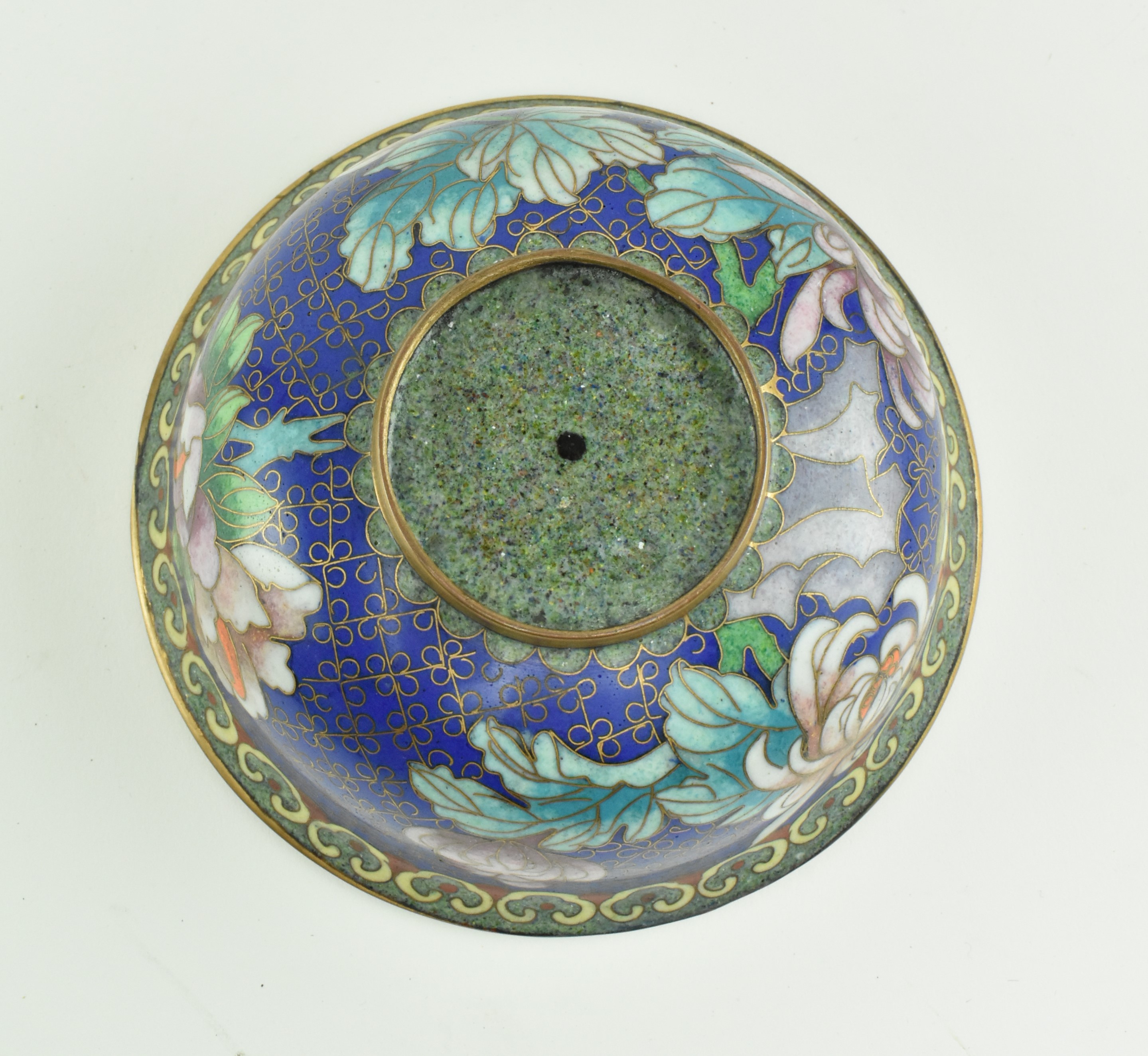 TWO 20TH CENTURY CHINESE CLOISONNE FLORAL BOWLS & A PLATE - Image 5 of 7