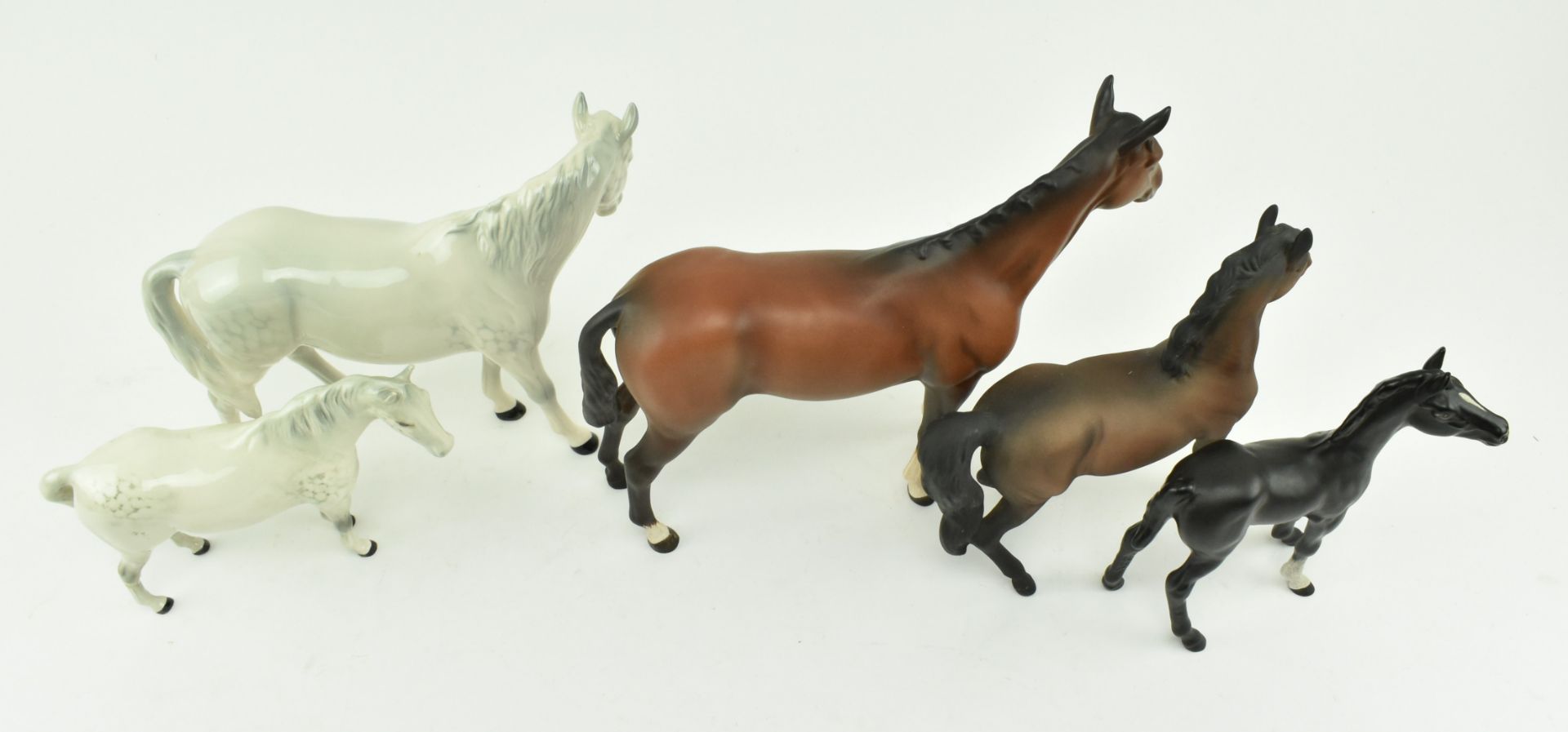 BESWICK & ROYAL DOULTON - FIVE PORCELAIN & BISQUE HORSES - Bild 6 aus 8