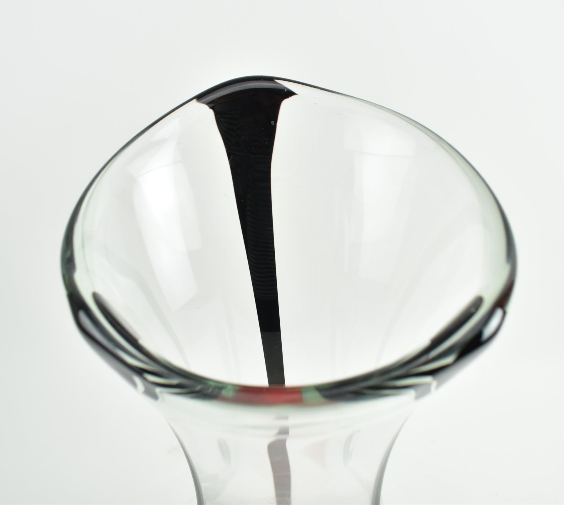 LARGE SVAJA CRIMSON HANDMADE ORCHID GLASS VASE - Image 3 of 7