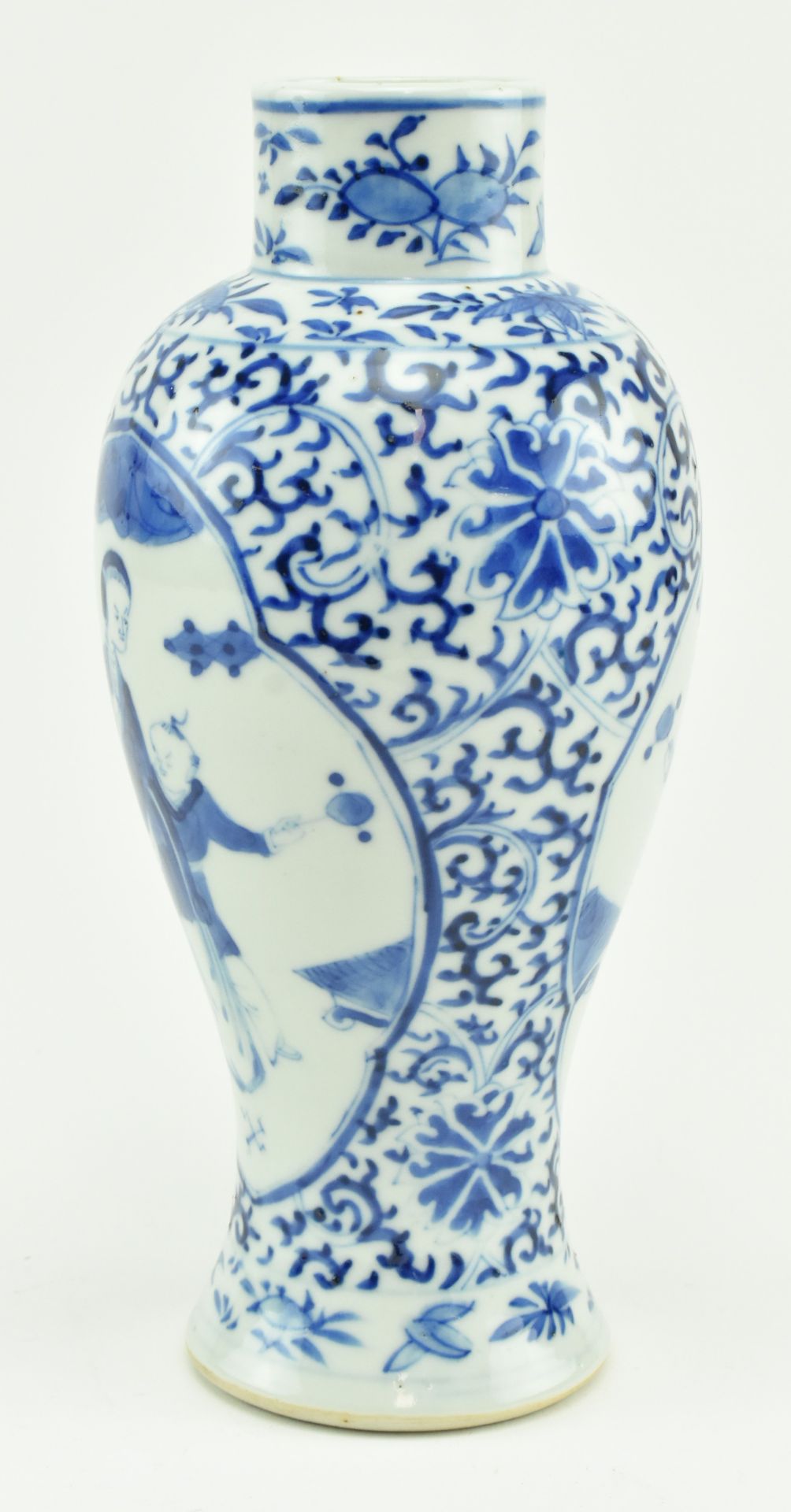 20TH CENTURY BLUE AND WHITE CERAMIC FIGURINE VASE - Image 4 of 5