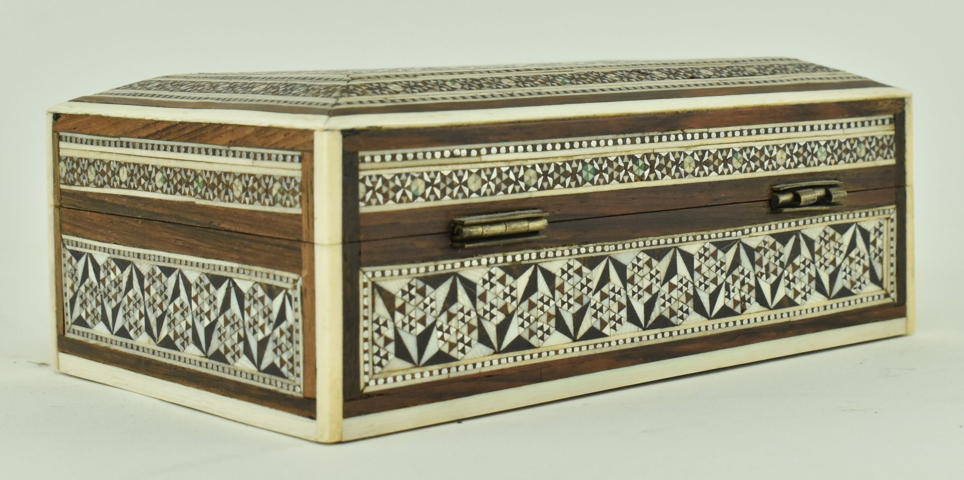 20TH CENTURY ISLAMIC WOODEN INLAY MARQUETRY BOX WITH KEY - Image 5 of 7