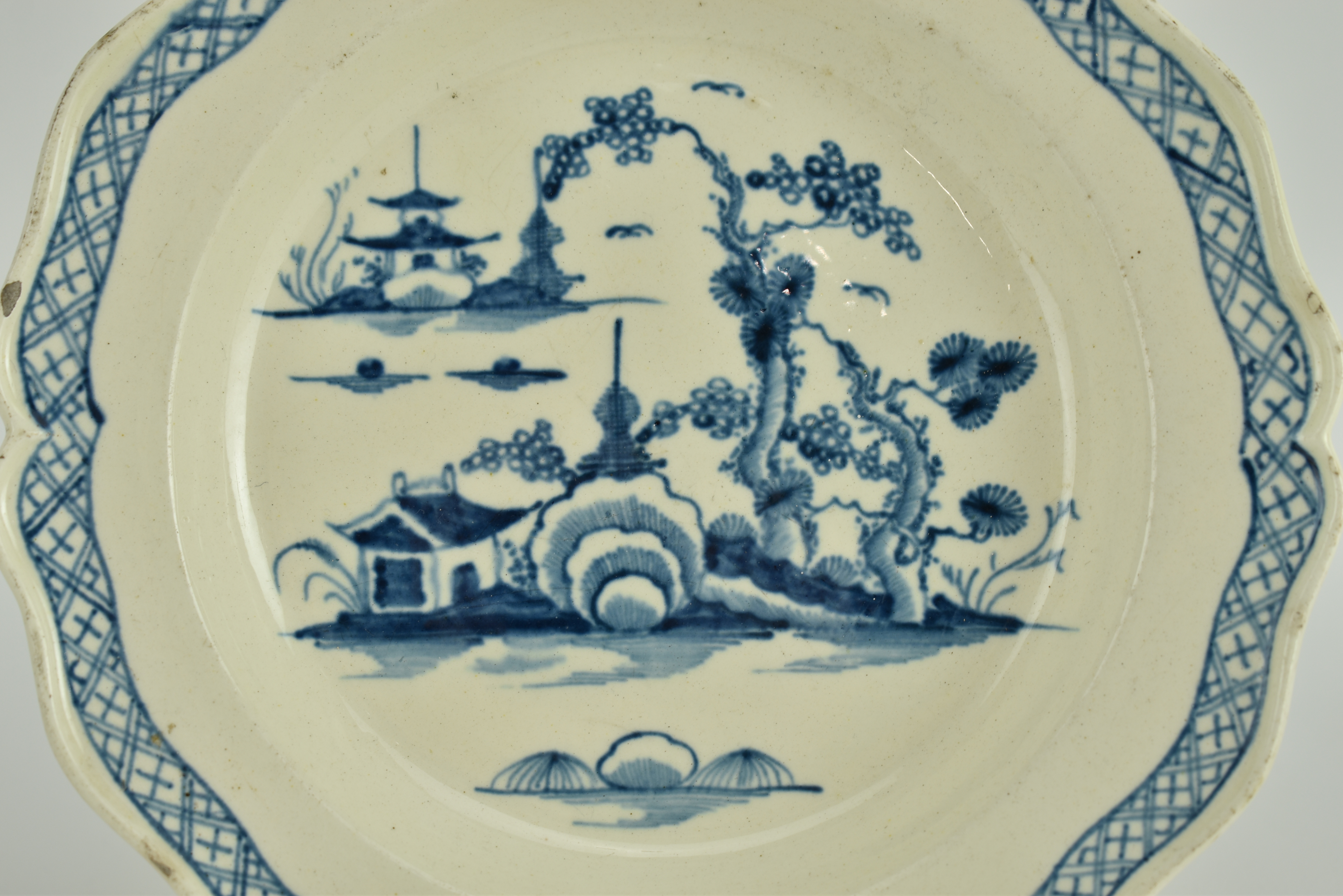 LATE 18TH CENTURY PEARLWARE BLUE AND WHITE CABINET PLATE - Image 3 of 5