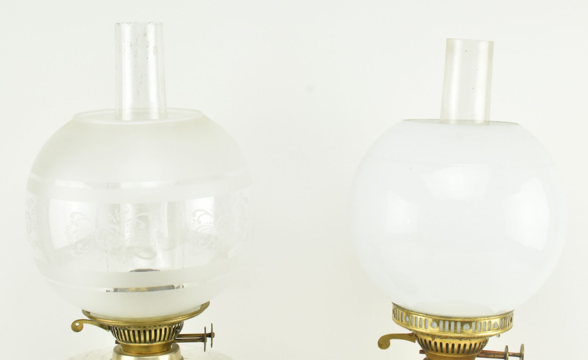 TWO VINTAGE 20TH CENTURY DUPLEX OIL LAMPS - Bild 2 aus 7