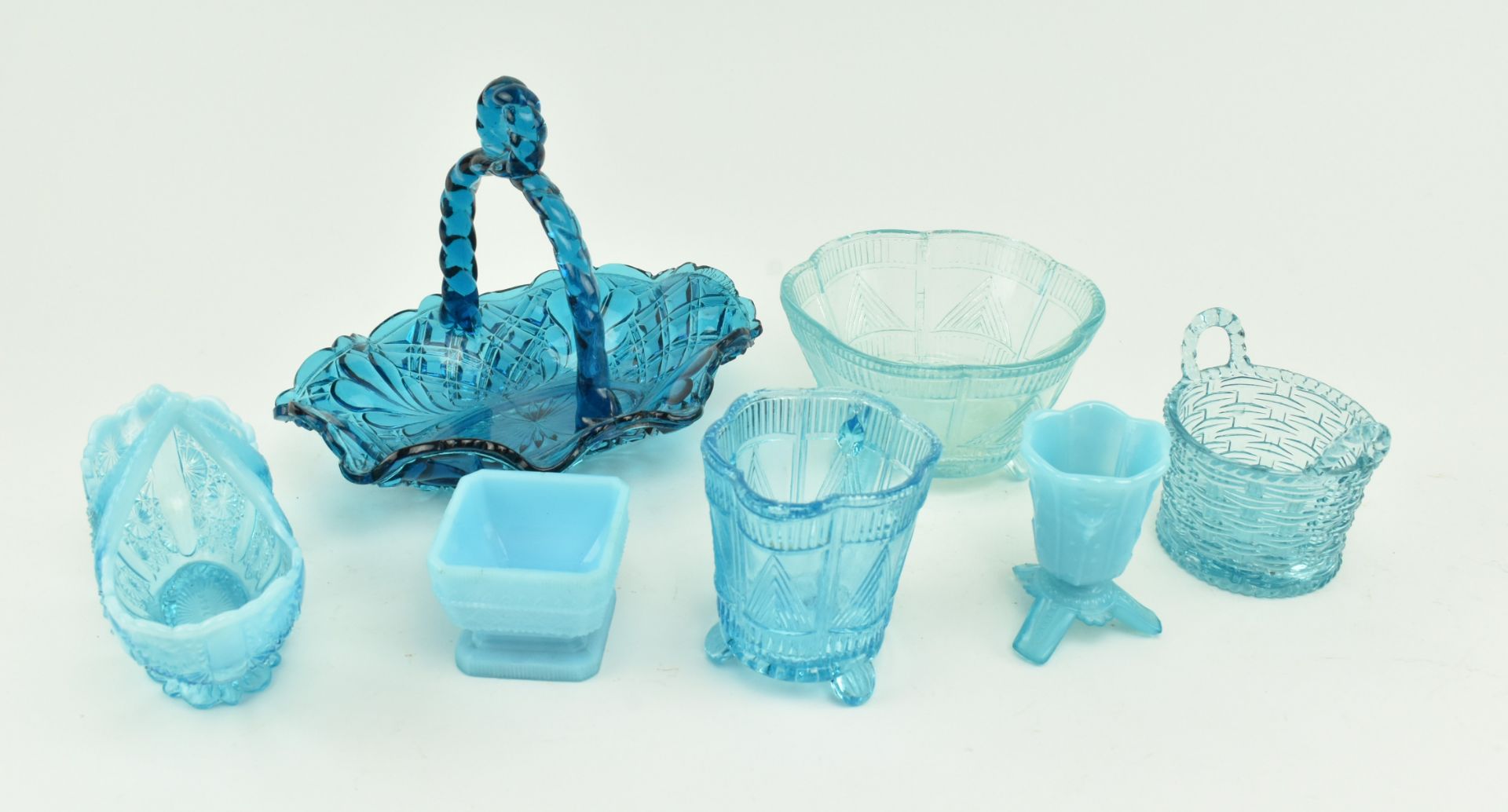 COLLECTION OF VICTORIAN & LATER BLUE PRESSED GLASS ITEMS - Bild 2 aus 7