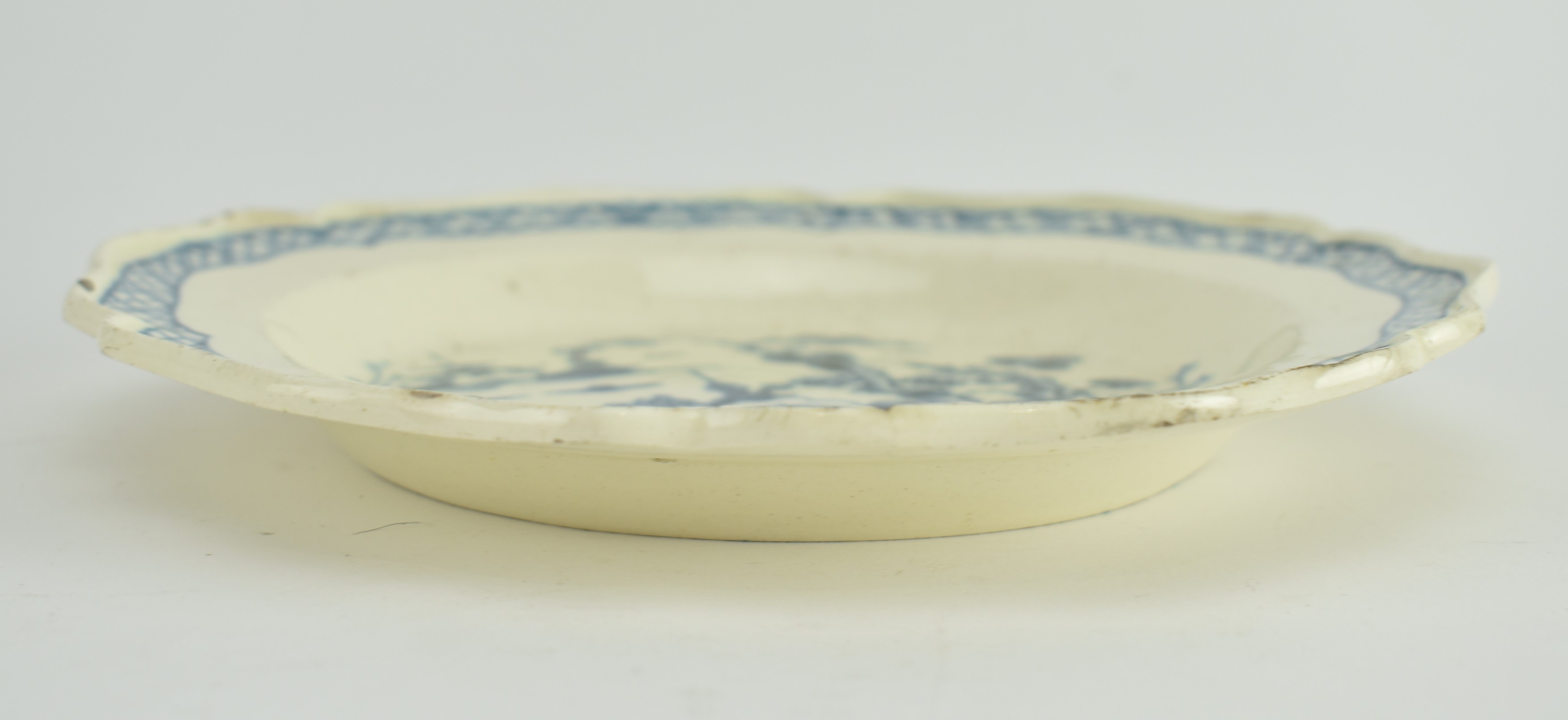 LATE 18TH CENTURY PEARLWARE BLUE AND WHITE CABINET PLATE - Image 4 of 5
