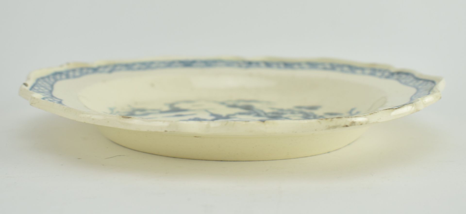 LATE 18TH CENTURY PEARLWARE BLUE AND WHITE CABINET PLATE - Image 4 of 5