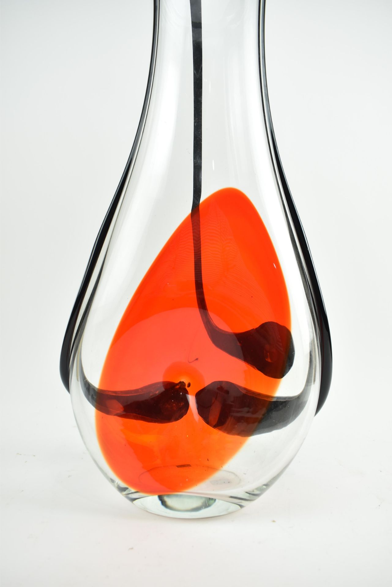 LARGE SVAJA CRIMSON HANDMADE ORCHID GLASS VASE - Image 5 of 7