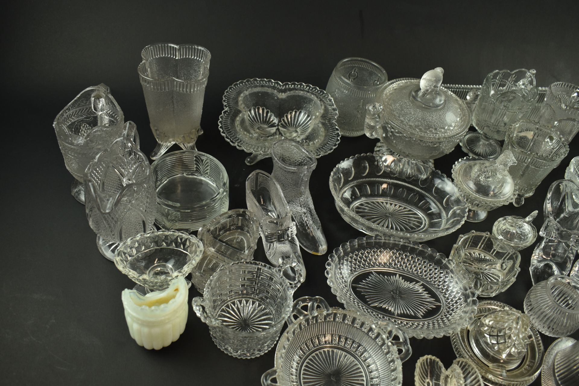 COLLECTION OF VICTORIAN & LATER PRESSED GLASS - Bild 3 aus 14