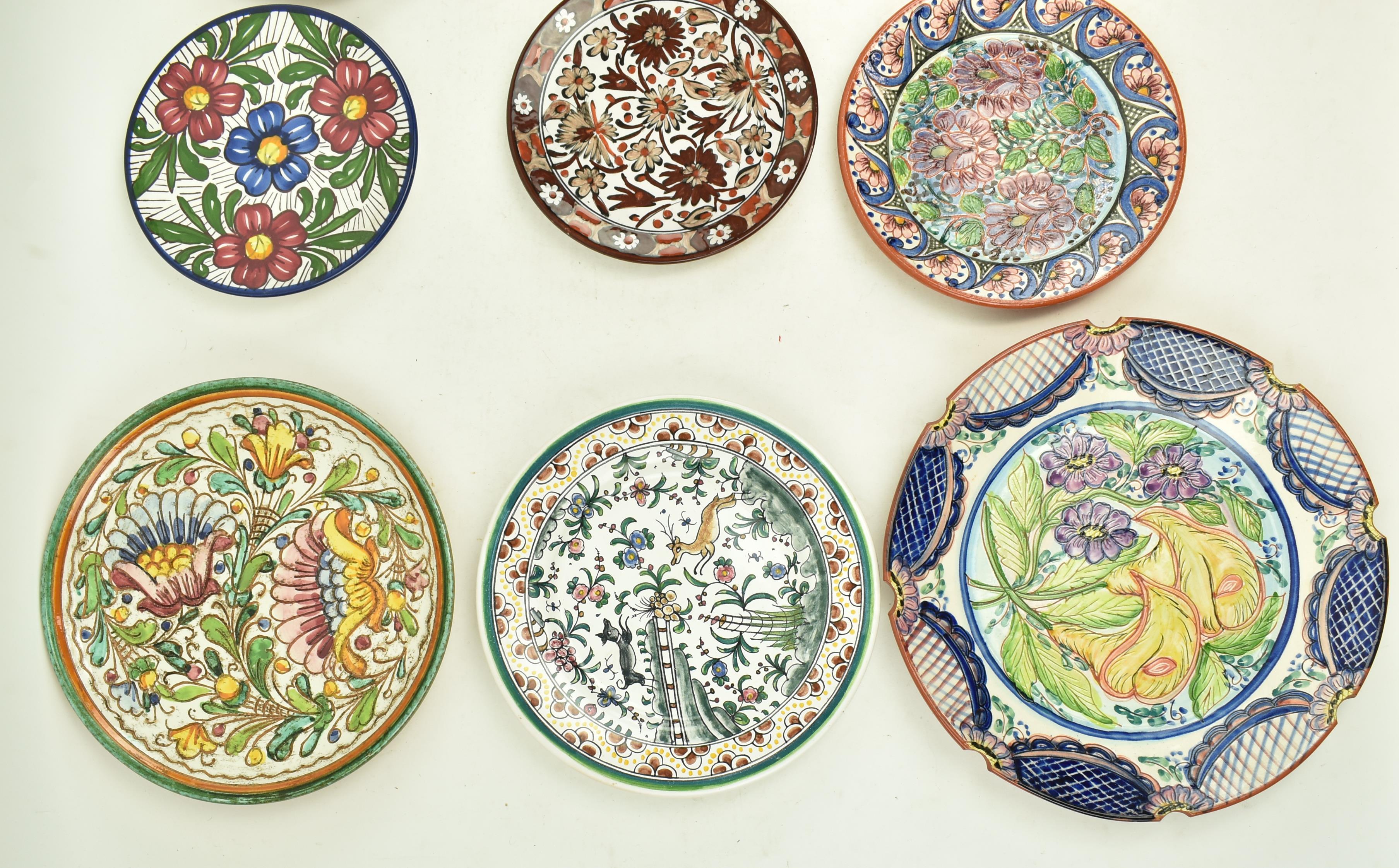 TWELVE VINTAGE CONTINENTAL CERAMIC MAJOLICA PLATES / TILES - Image 4 of 5