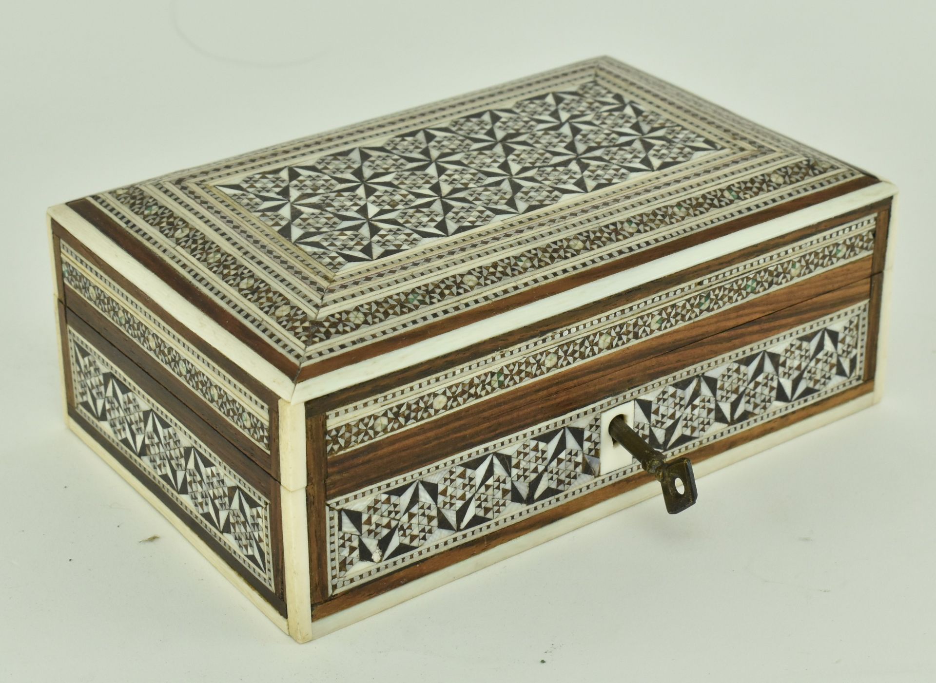 20TH CENTURY ISLAMIC WOODEN INLAY MARQUETRY BOX WITH KEY - Image 2 of 7